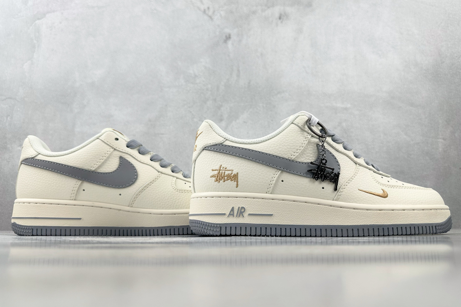 XC 
Nike Air Force 1'07 斯图西 联名 米白灰

货号：XX3168 150
尺码