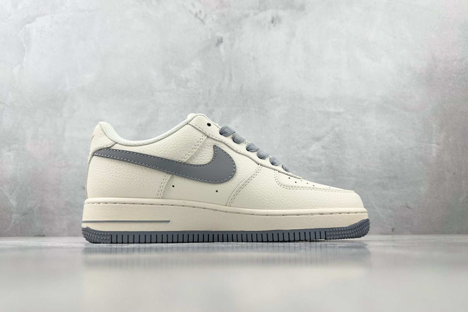 XC 
Nike Air Force 1'07 斯图西 联名 米白灰

货号：XX3168 150
尺码