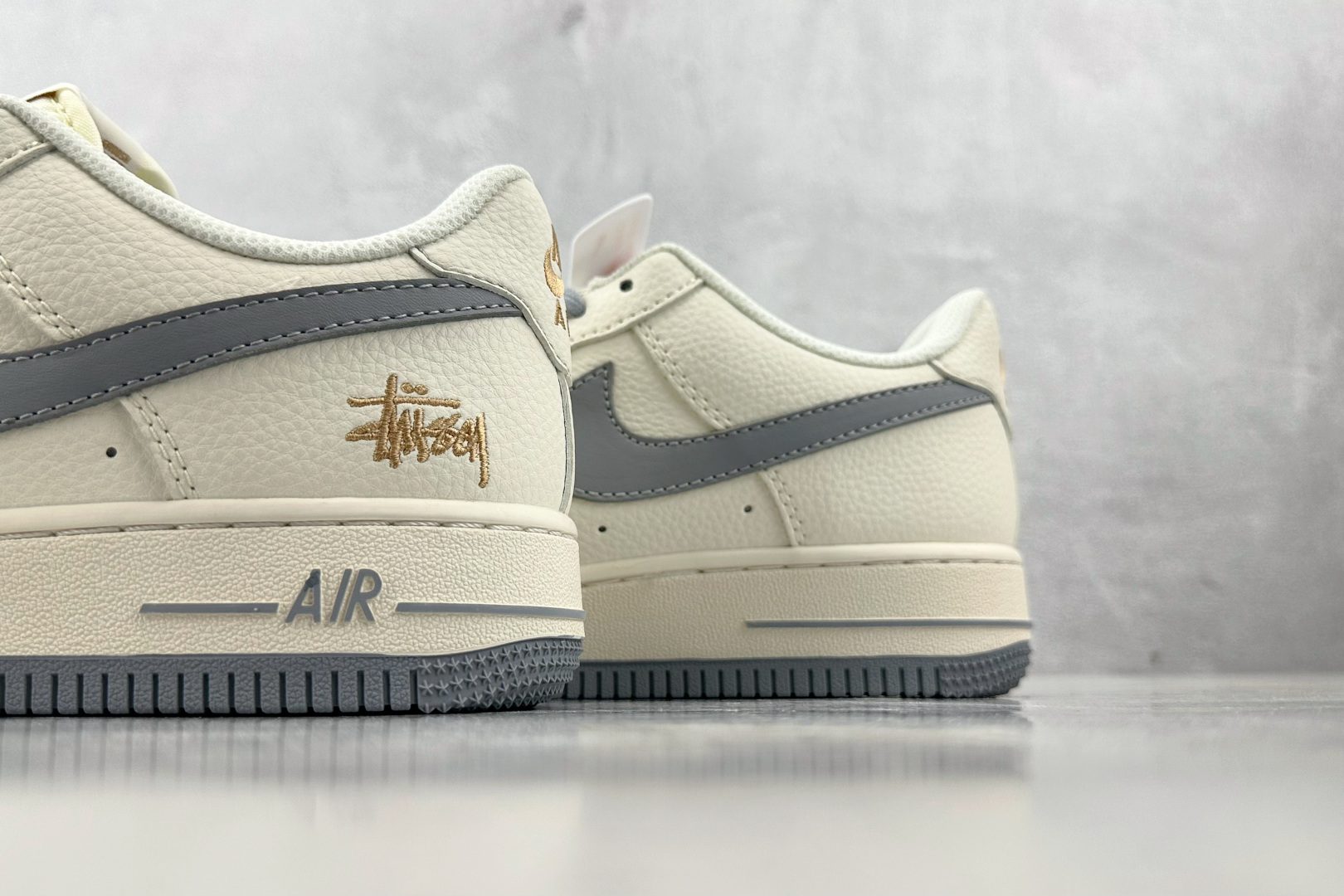 XC 
Nike Air Force 1'07 斯图西 联名 米白灰

货号：XX3168 150
尺码