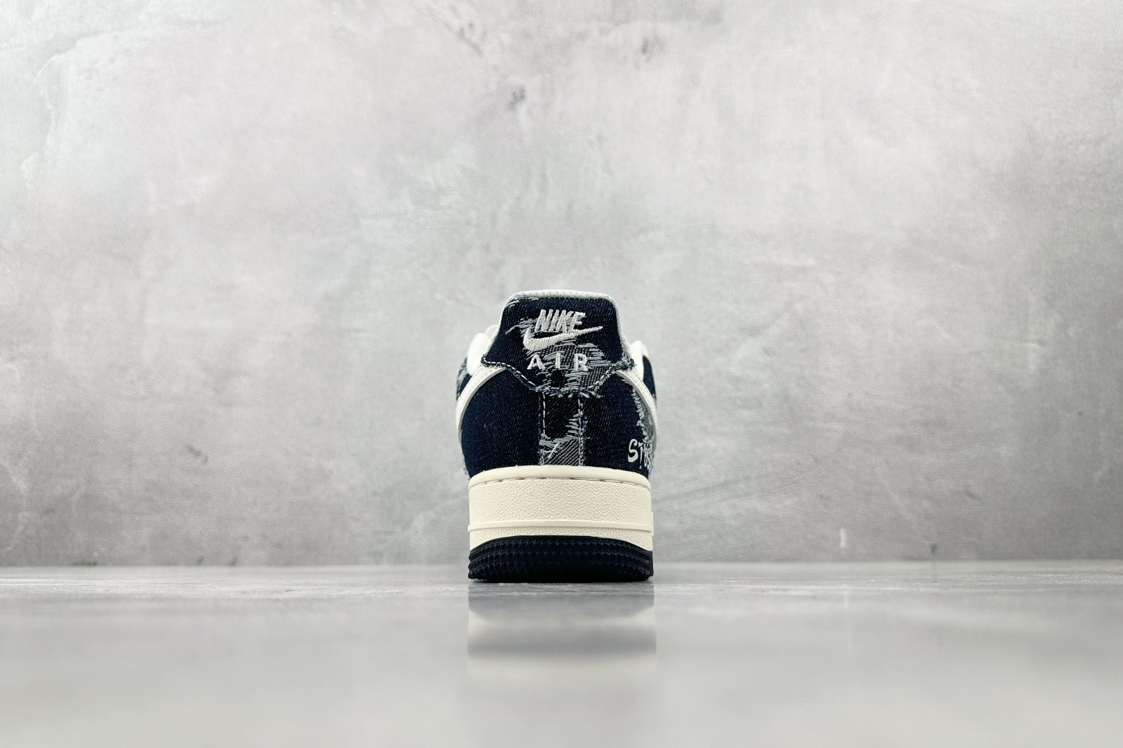 XC 
Nike Air Force 1'07 STUSSY 联名 蓝白

货号：XS1958 578
