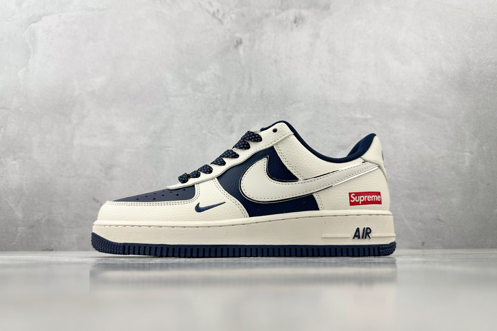 XC 
Nike Air Force 1'07 Supreme联名 米白蓝

货号：HH7518 057
