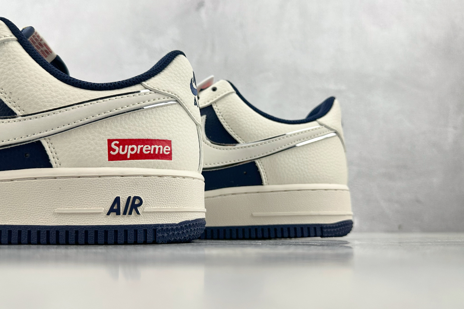 XC 
Nike Air Force 1'07 Supreme联名 米白蓝

货号：HH7518 057