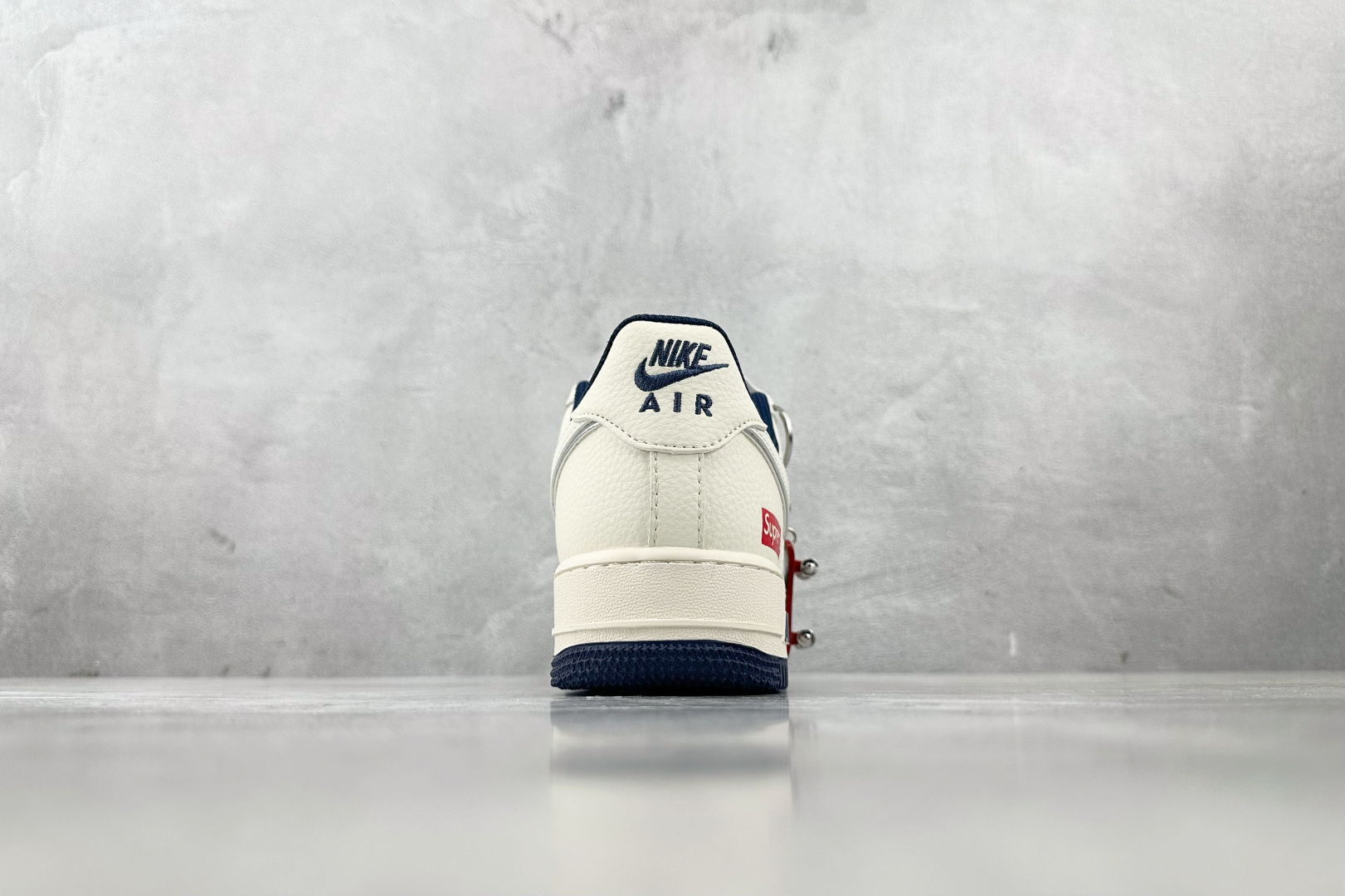 XC 
Nike Air Force 1'07 Supreme联名 米白蓝

货号：HH7518 057