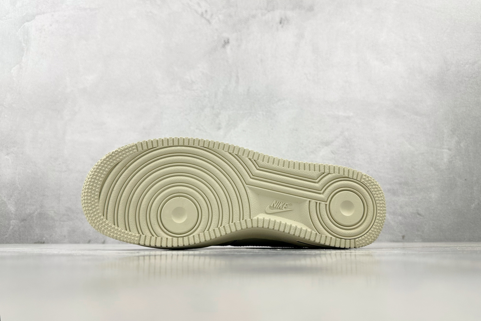 X 版 
Nike Air Force 1 LowContrast Stitch米色

货号：HQ203