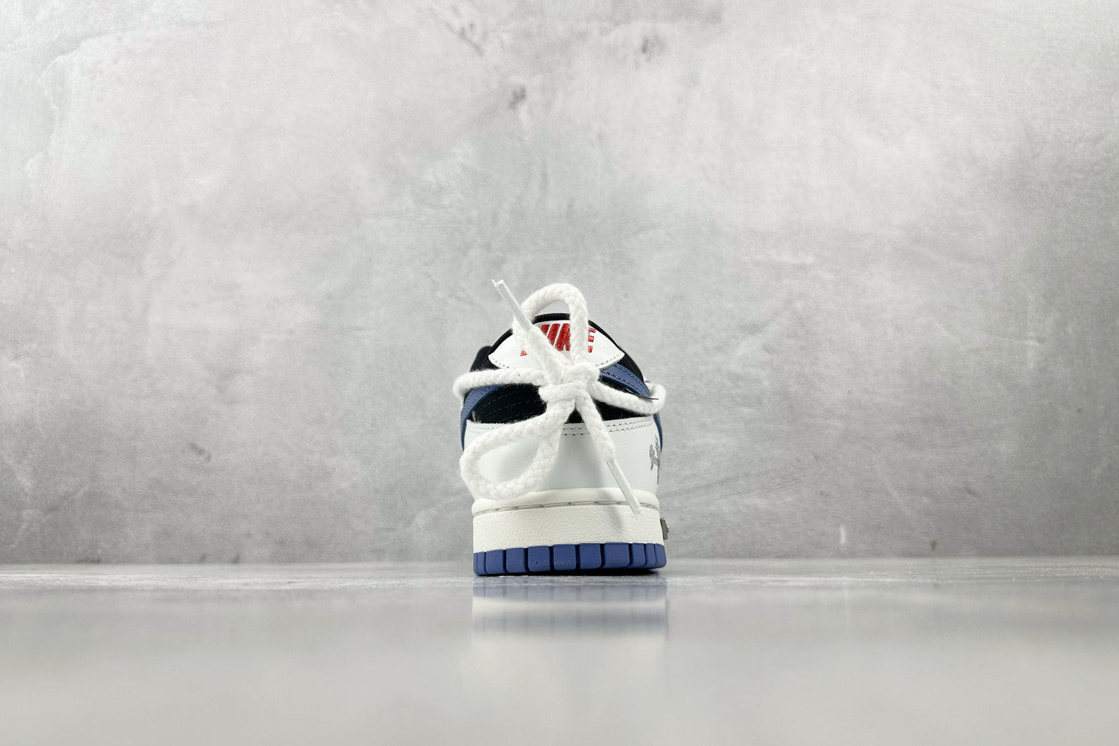 YC 
【定制球鞋】Nike Dunk 亿万少年 白黑蓝

货号：WB0320 019
尺码：40 40
