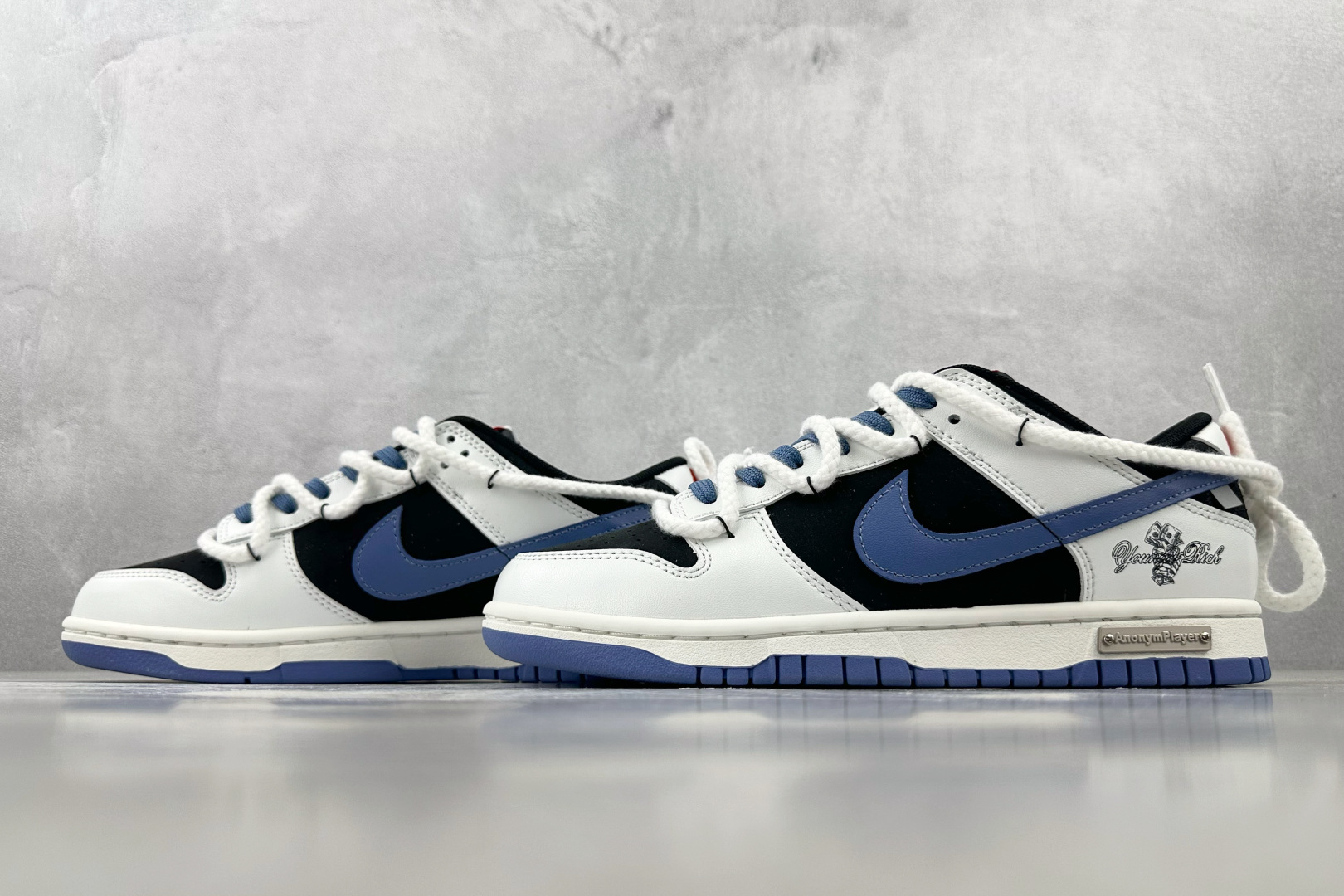 YC 
【定制球鞋】Nike Dunk 亿万少年 白黑蓝

货号：WB0320 019
尺码：40 40