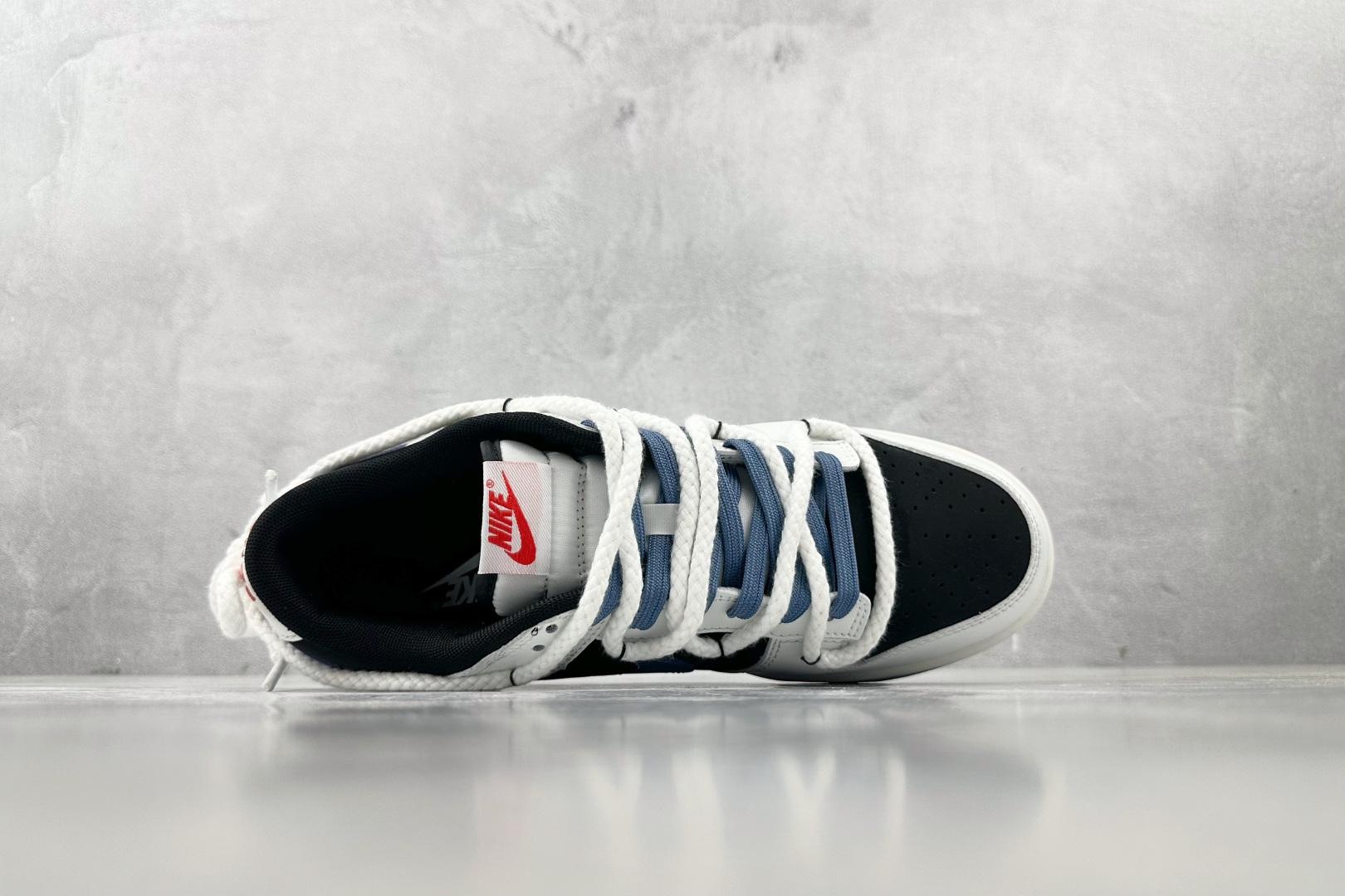 YC 
【定制球鞋】Nike Dunk 亿万少年 白黑蓝

货号：WB0320 019
尺码：40 40