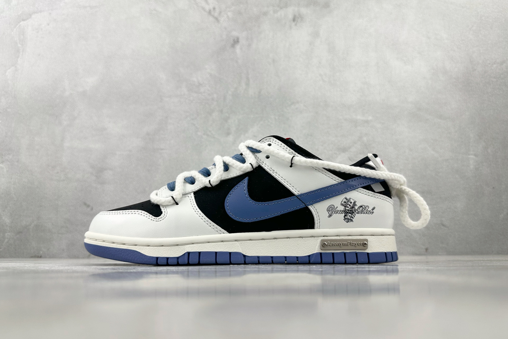 YC 
【定制球鞋】Nike Dunk 亿万少年 白黑蓝

货号：WB0320 019
尺码：40 40