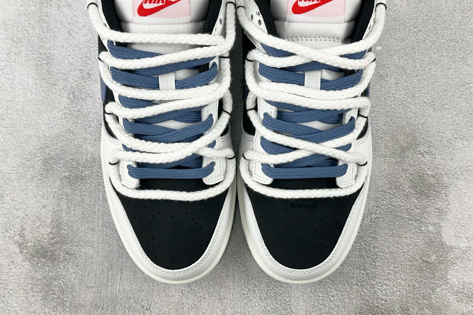 YC 
【定制球鞋】Nike Dunk 亿万少年 白黑蓝

货号：WB0320 019
尺码：40 40