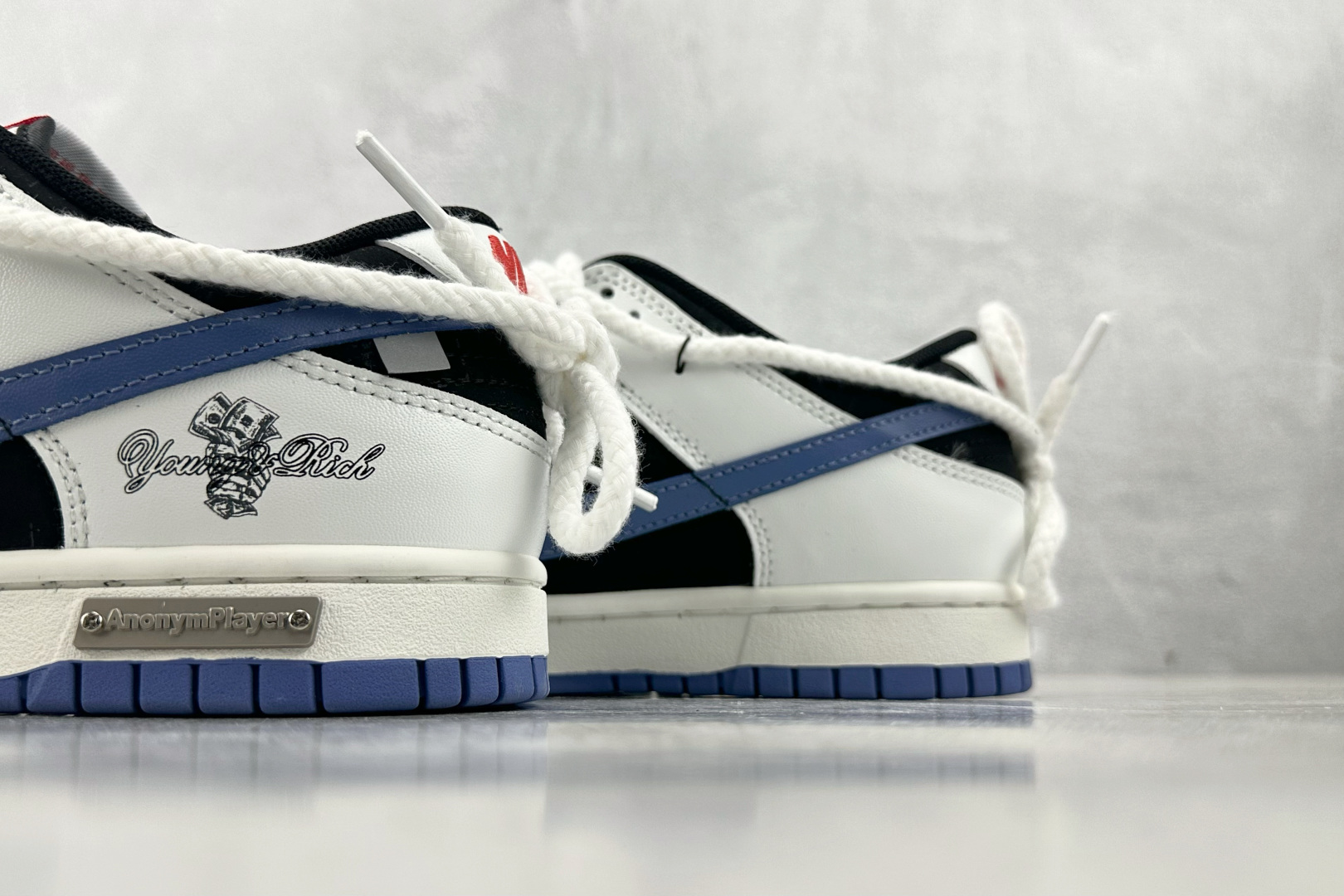 YC 
【定制球鞋】Nike Dunk 亿万少年 白黑蓝

货号：WB0320 019
尺码：40 40