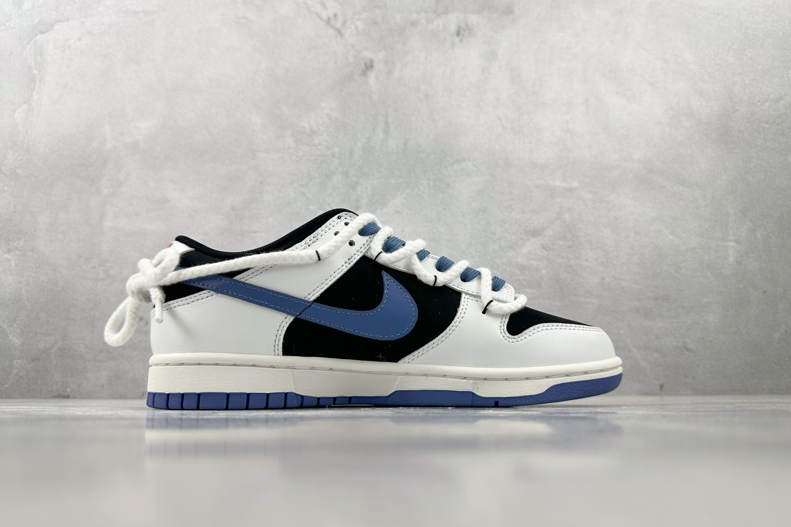 YC 
【定制球鞋】Nike Dunk 亿万少年 白黑蓝

货号：WB0320 019
尺码：40 40