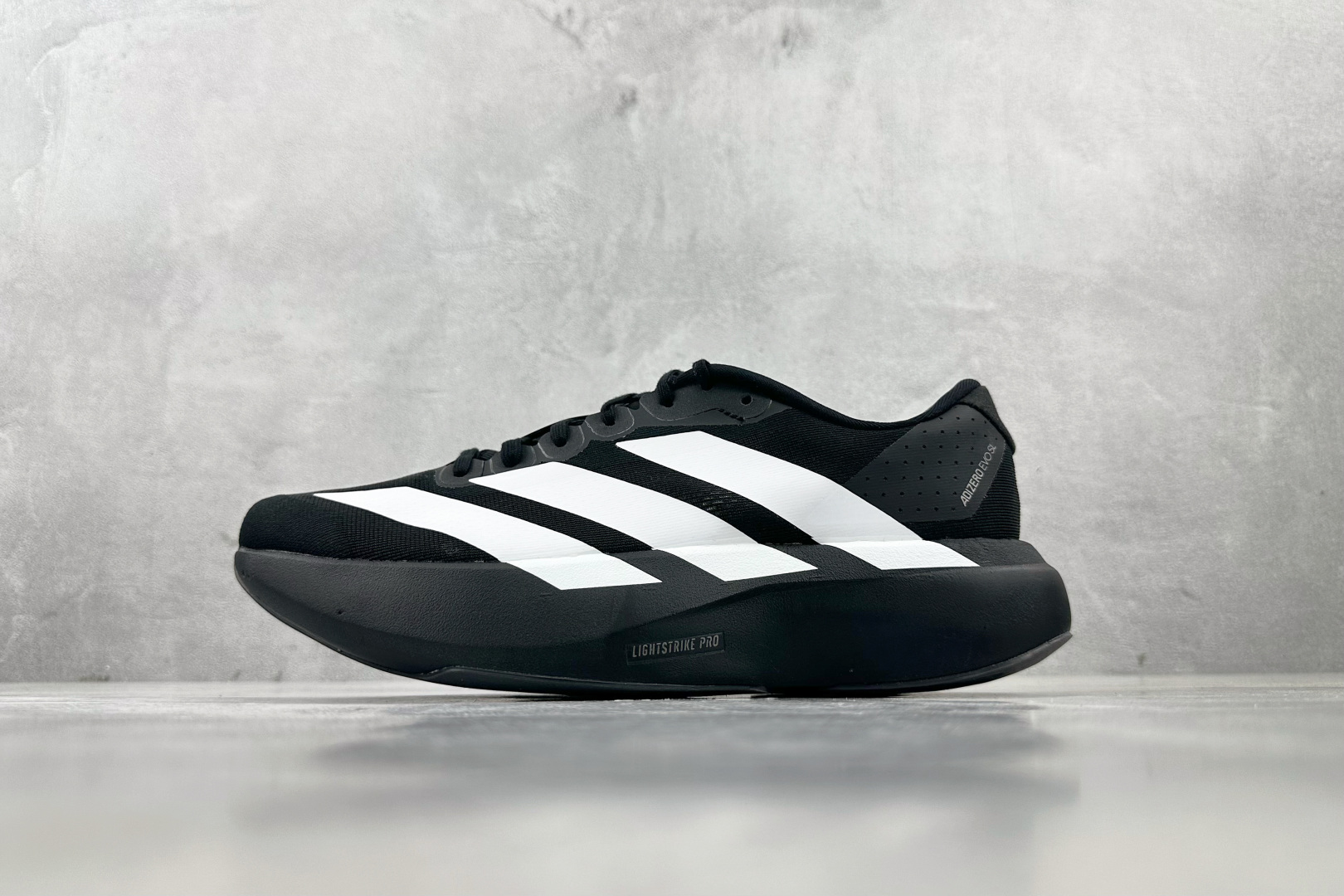 PK 
adidas Adizero Adios  EVO 黑白

货号：J
尺码：36 36.5 37