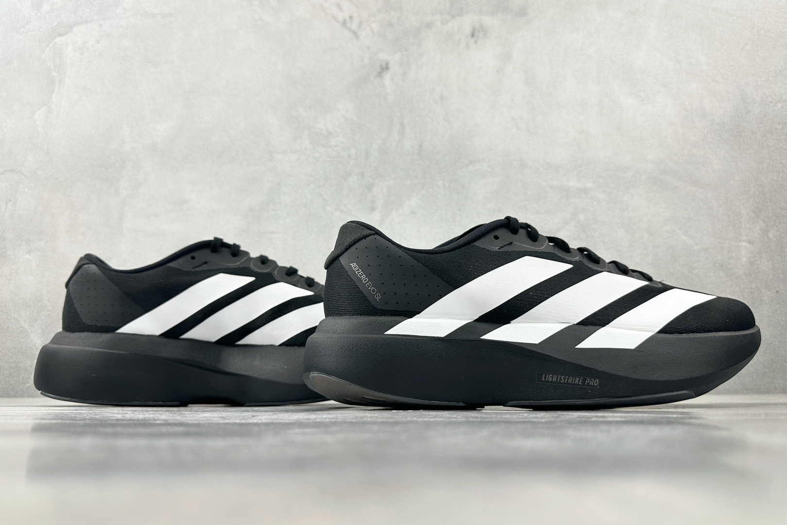 PK 
adidas Adizero Adios  EVO 黑白

货号：J
尺码：36 36.5 37