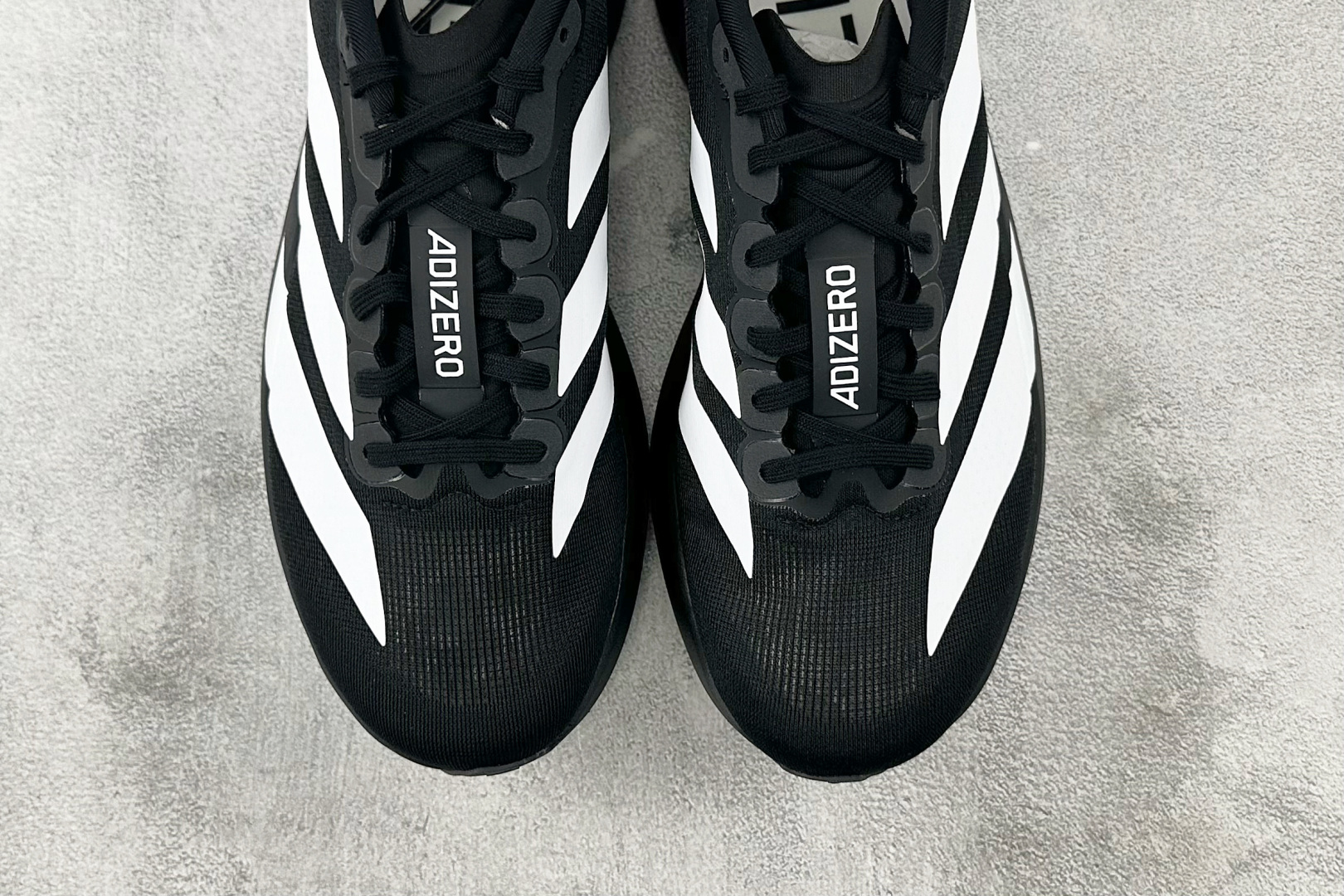 PK 
adidas Adizero Adios  EVO 黑白

货号：J
尺码：36 36.5 37