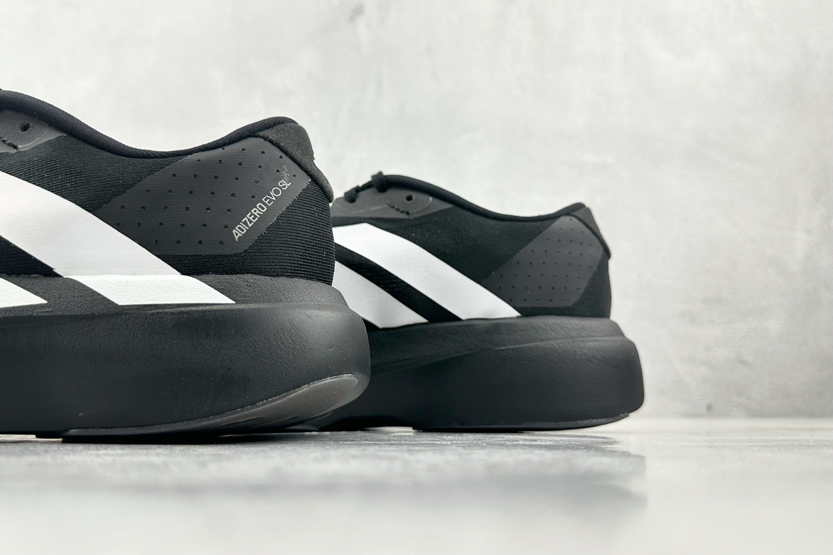 PK 
adidas Adizero Adios  EVO 黑白

货号：J
尺码：36 36.5 37