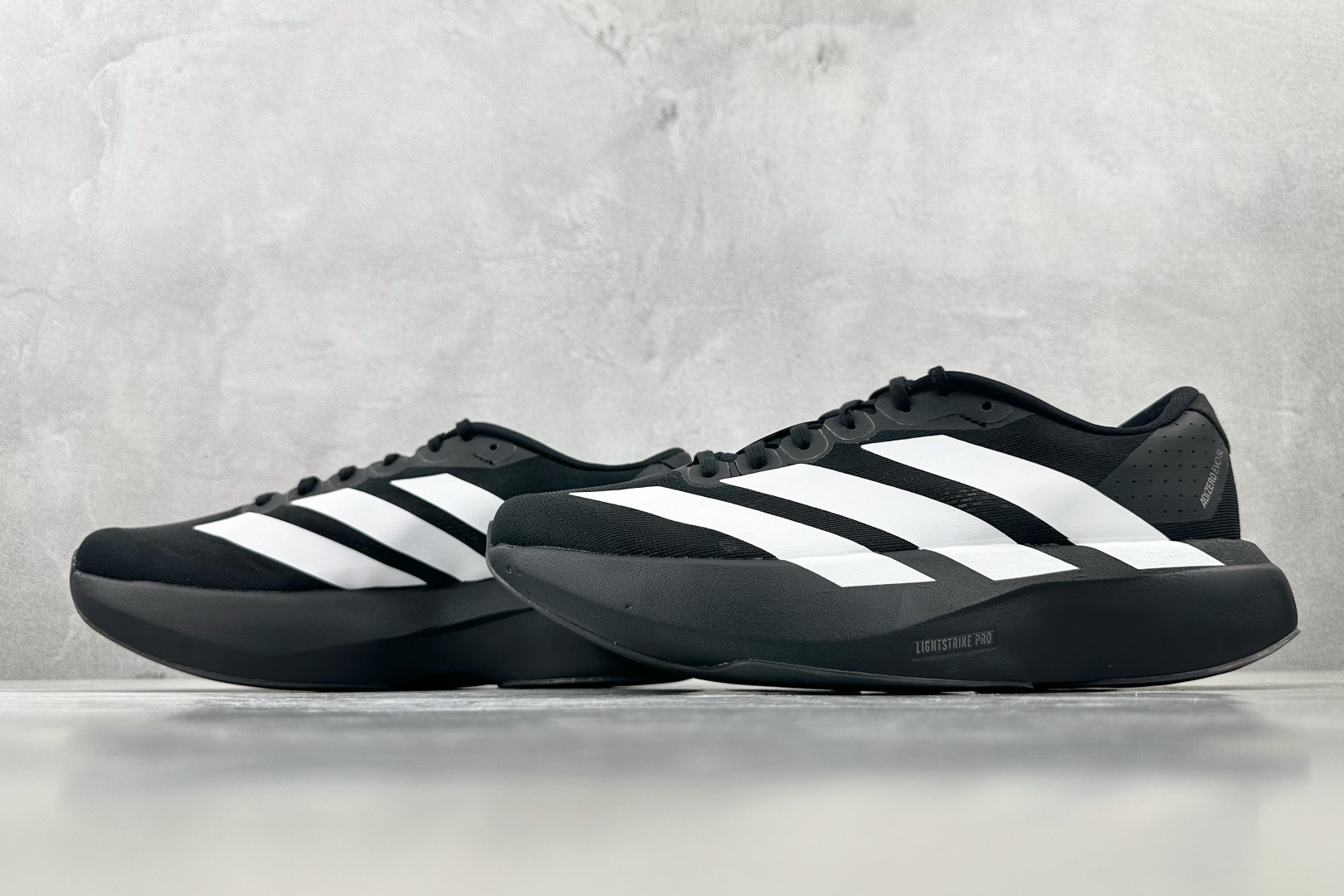 PK 
adidas Adizero Adios  EVO 黑白

货号：J
尺码：36 36.5 37