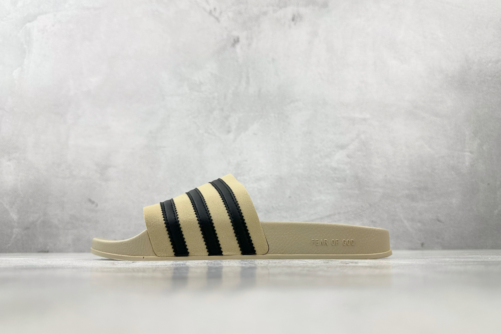 adidas Adilette Slides 卡其色 GY1597