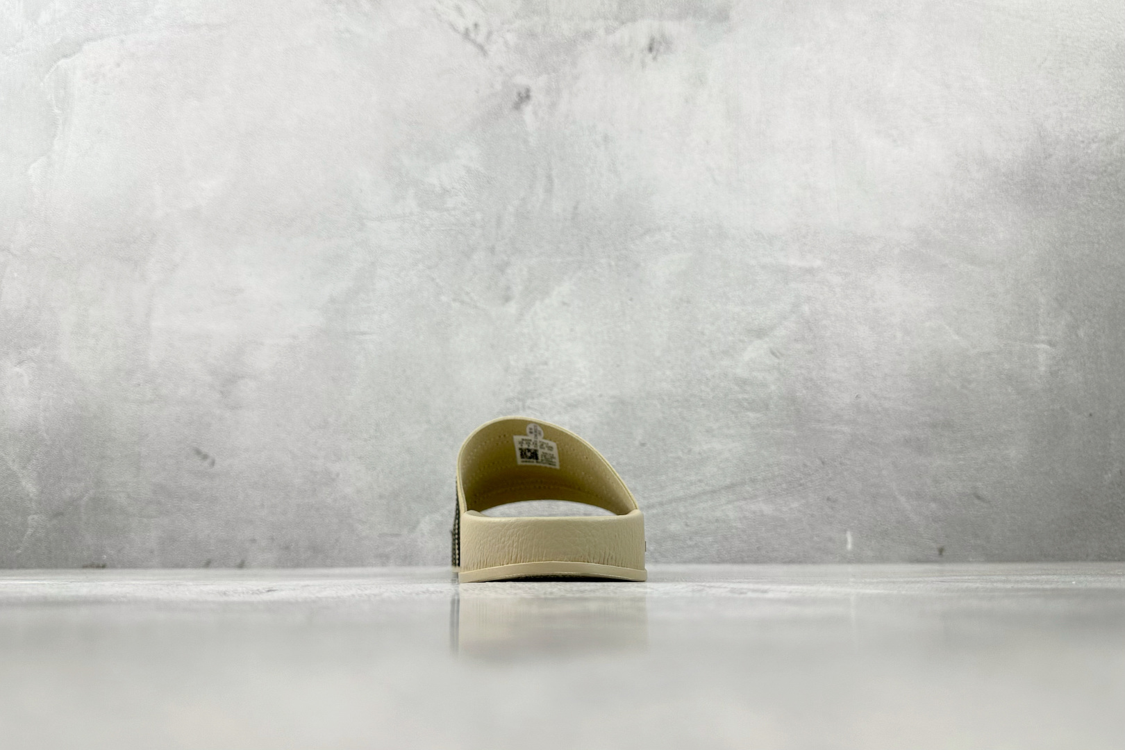 adidas Adilette Slides 卡其色 GY1597