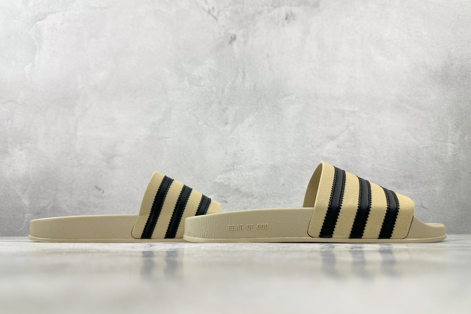 adidas Adilette Slides 卡其色 GY1597