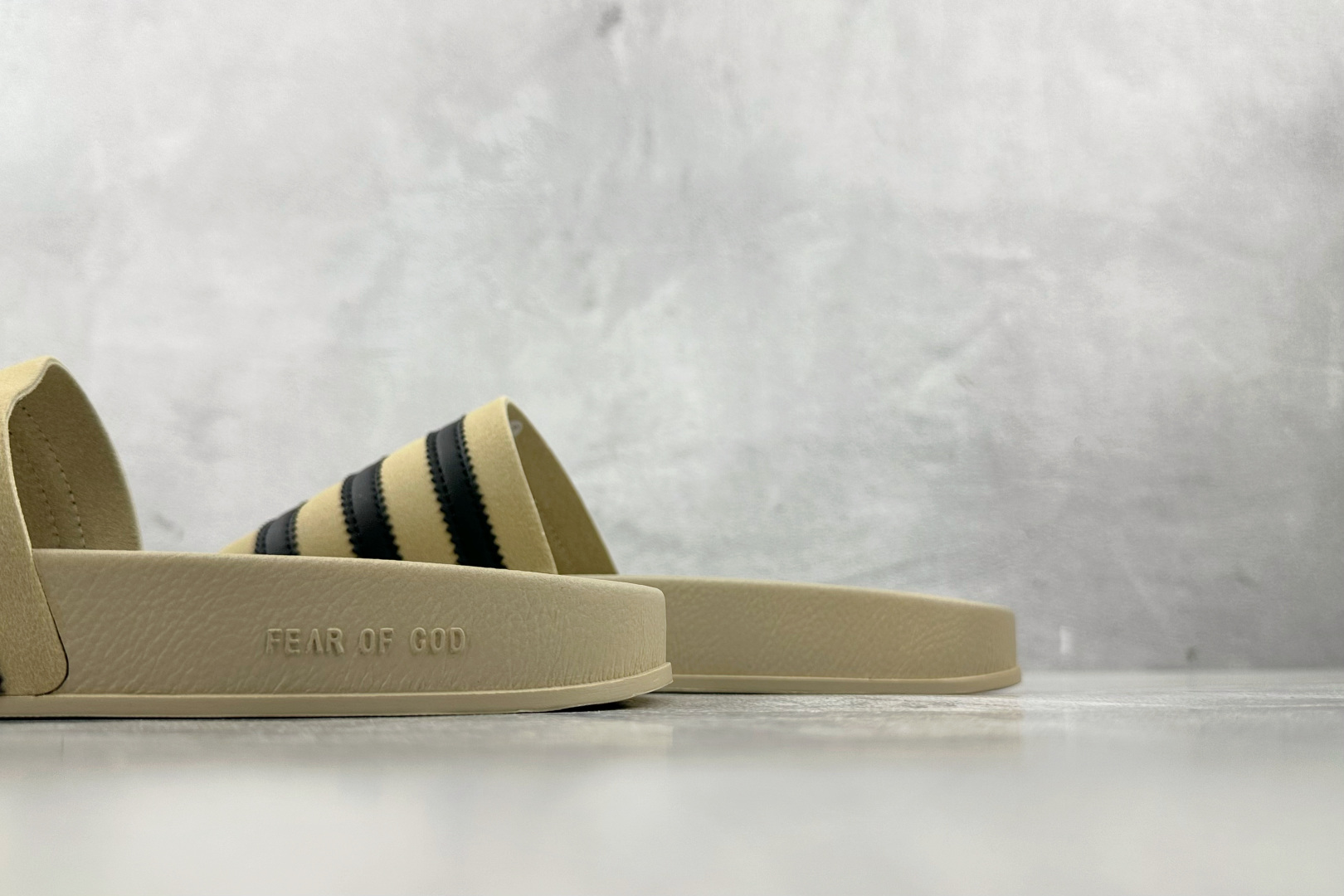 adidas Adilette Slides 卡其色 GY1597