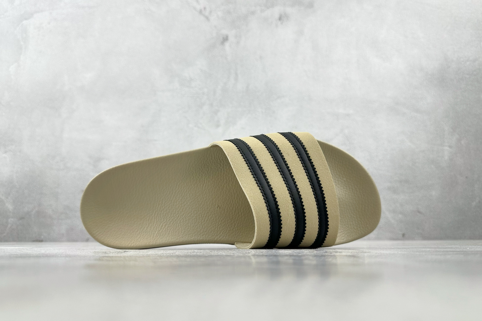 adidas Adilette Slides 卡其色 GY1597
