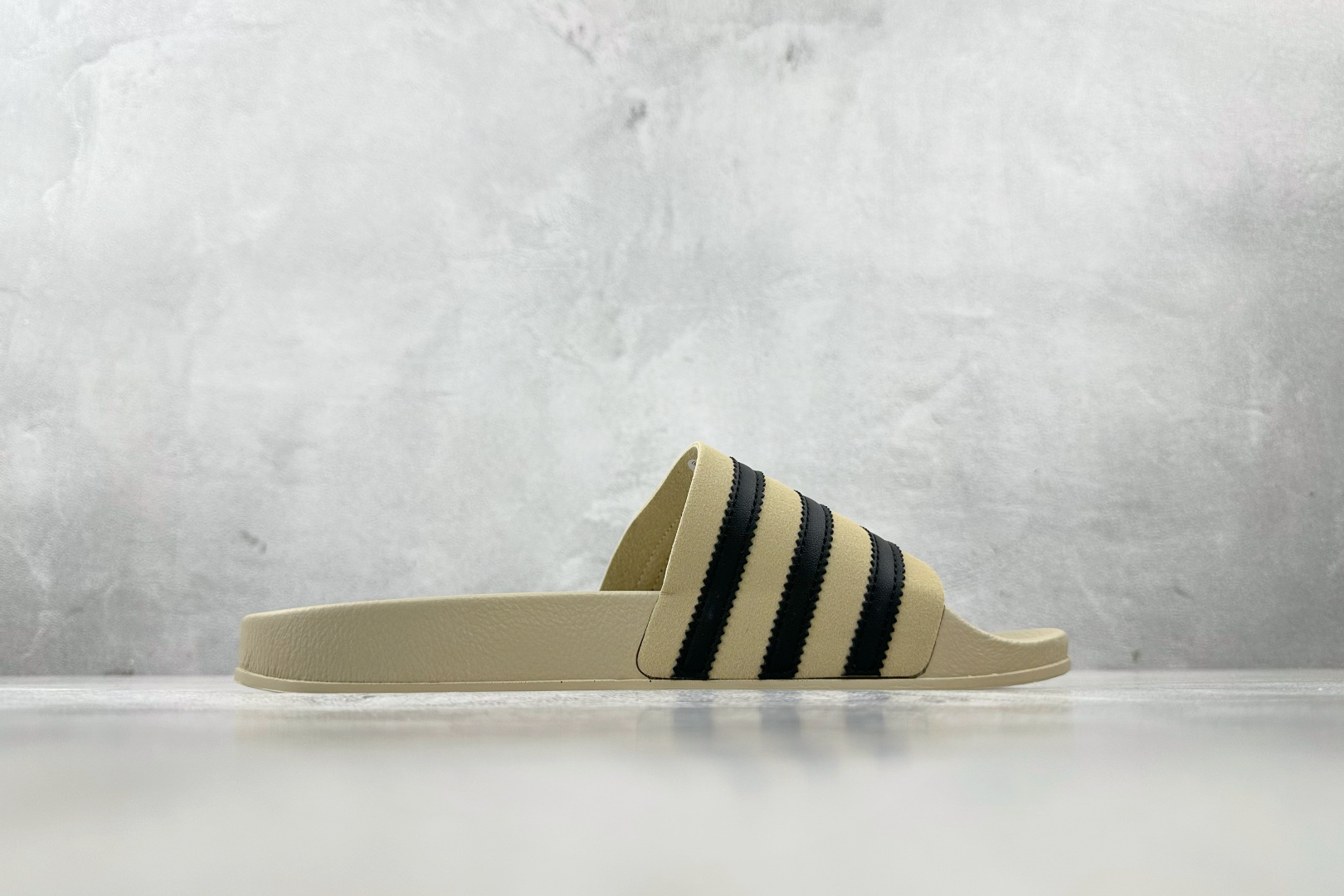 adidas Adilette Slides 卡其色 GY1597