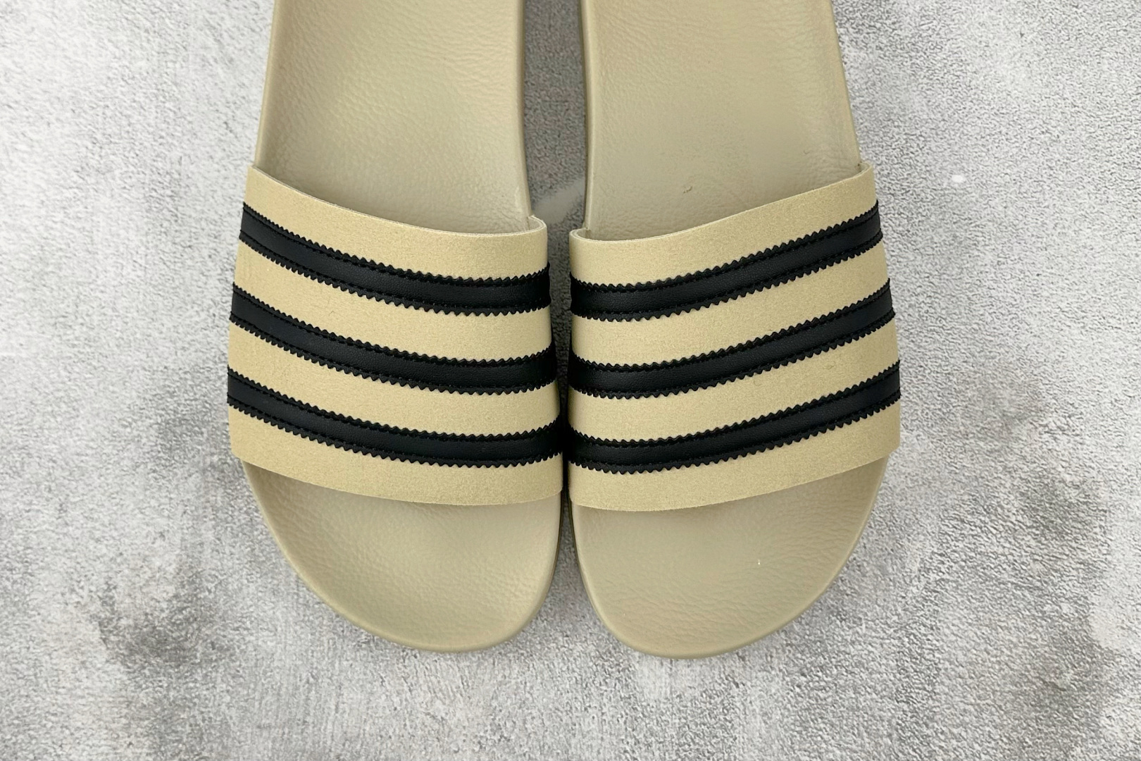 adidas Adilette Slides 卡其色 GY1597