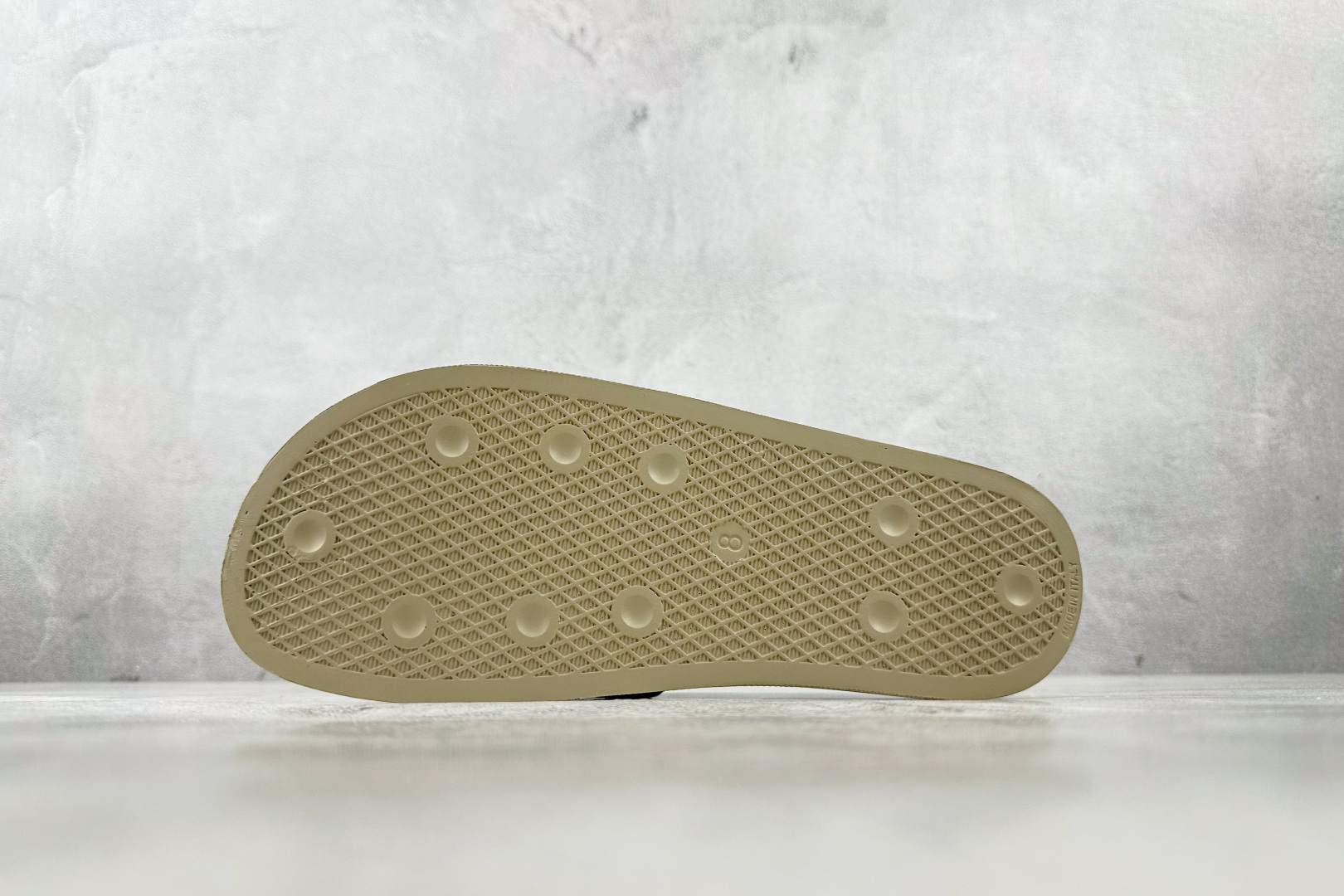adidas Adilette Slides 卡其色 GY1597