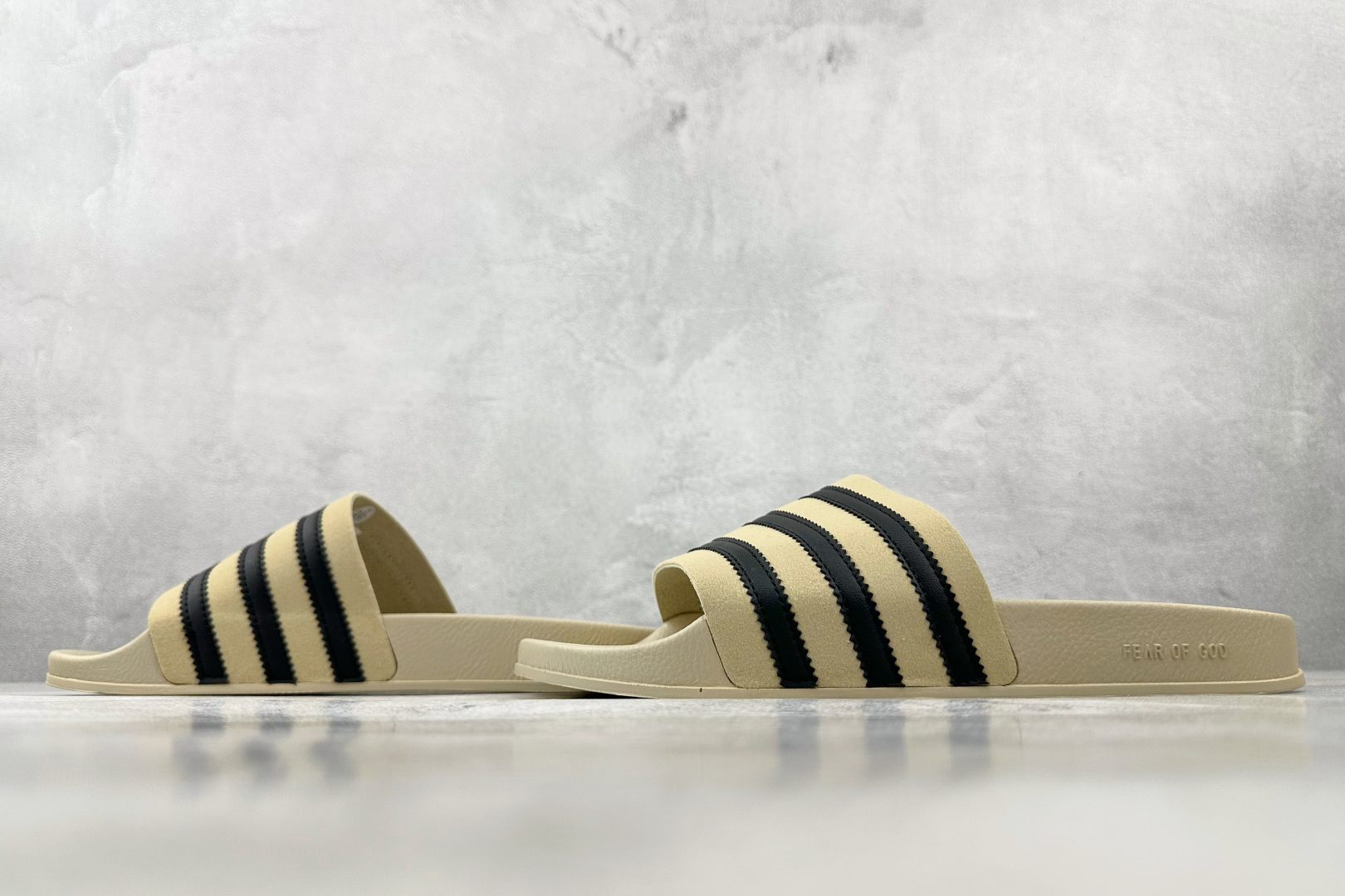 adidas Adilette Slides 卡其色 GY1597