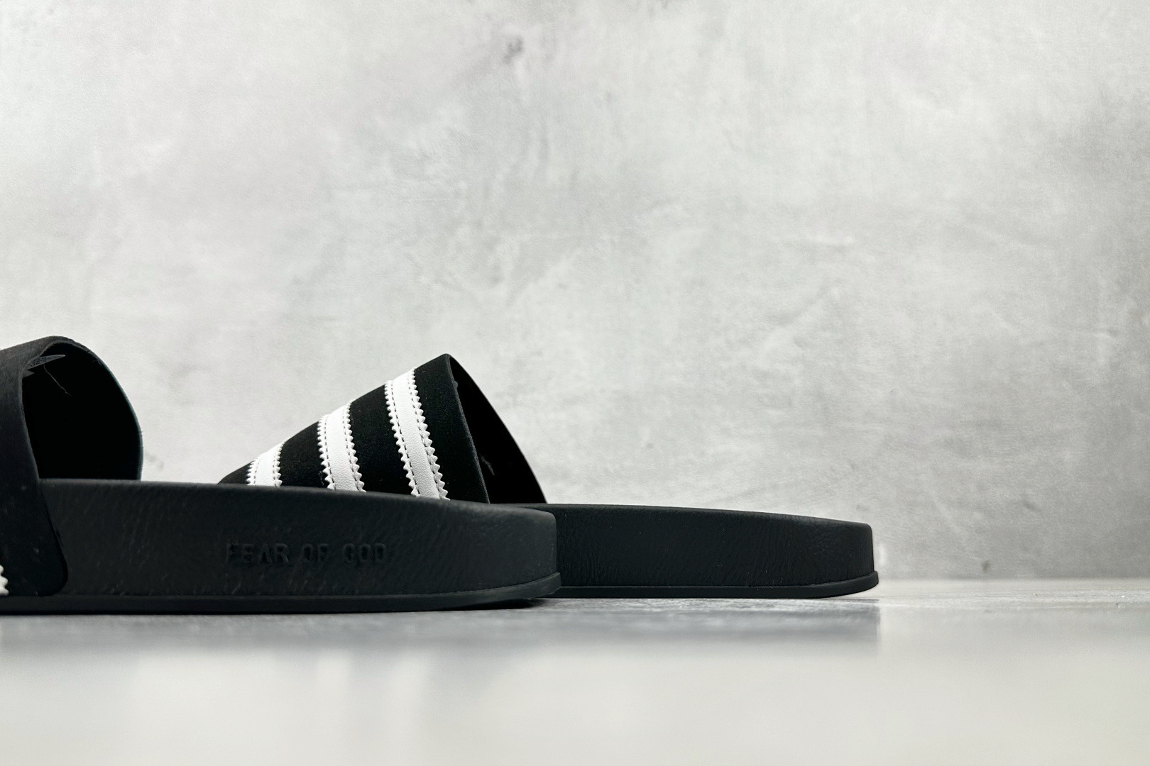 adidas Adilette Slides 黑白色 GY1597