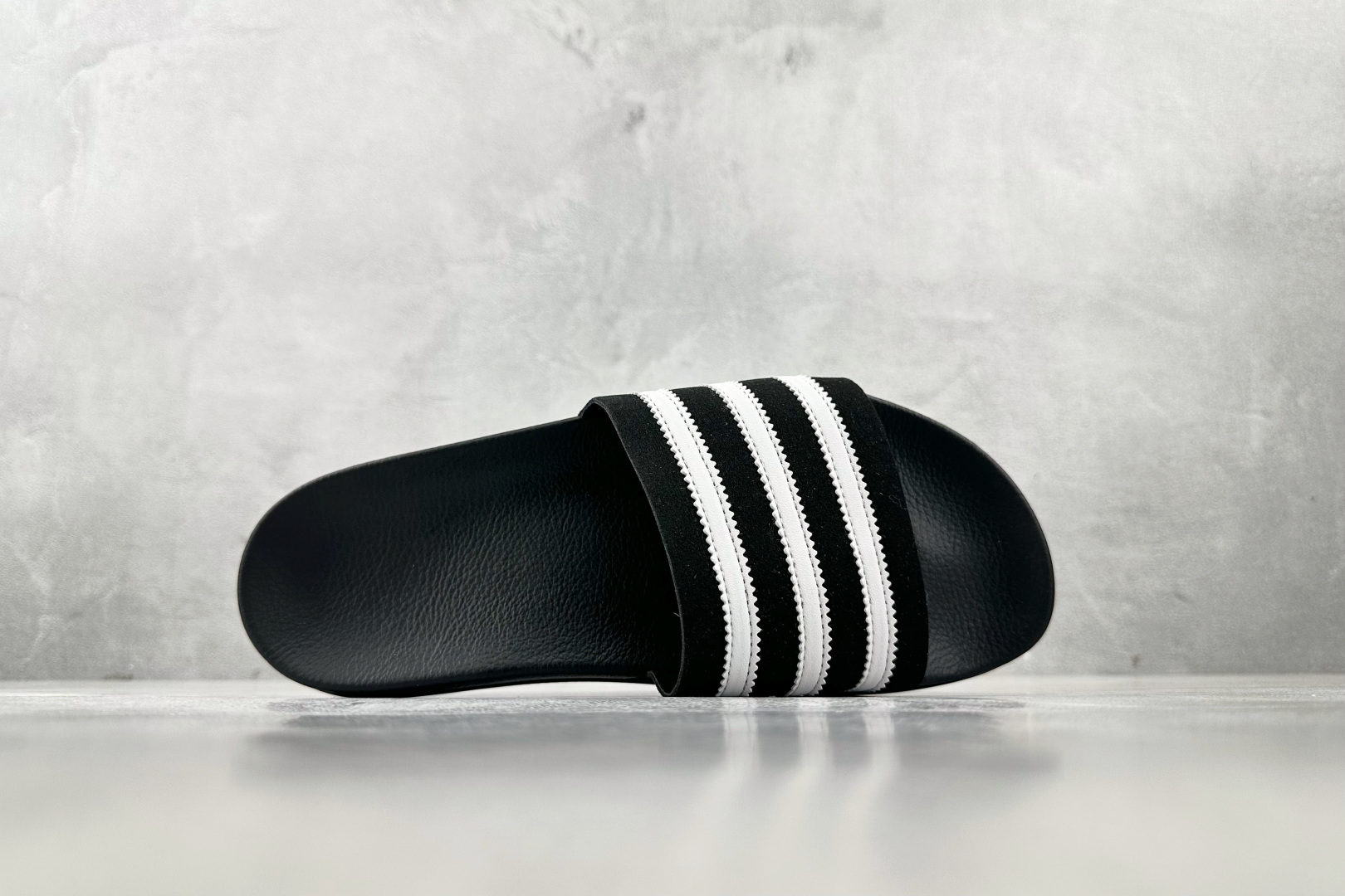 adidas Adilette Slides 黑白色 GY1597