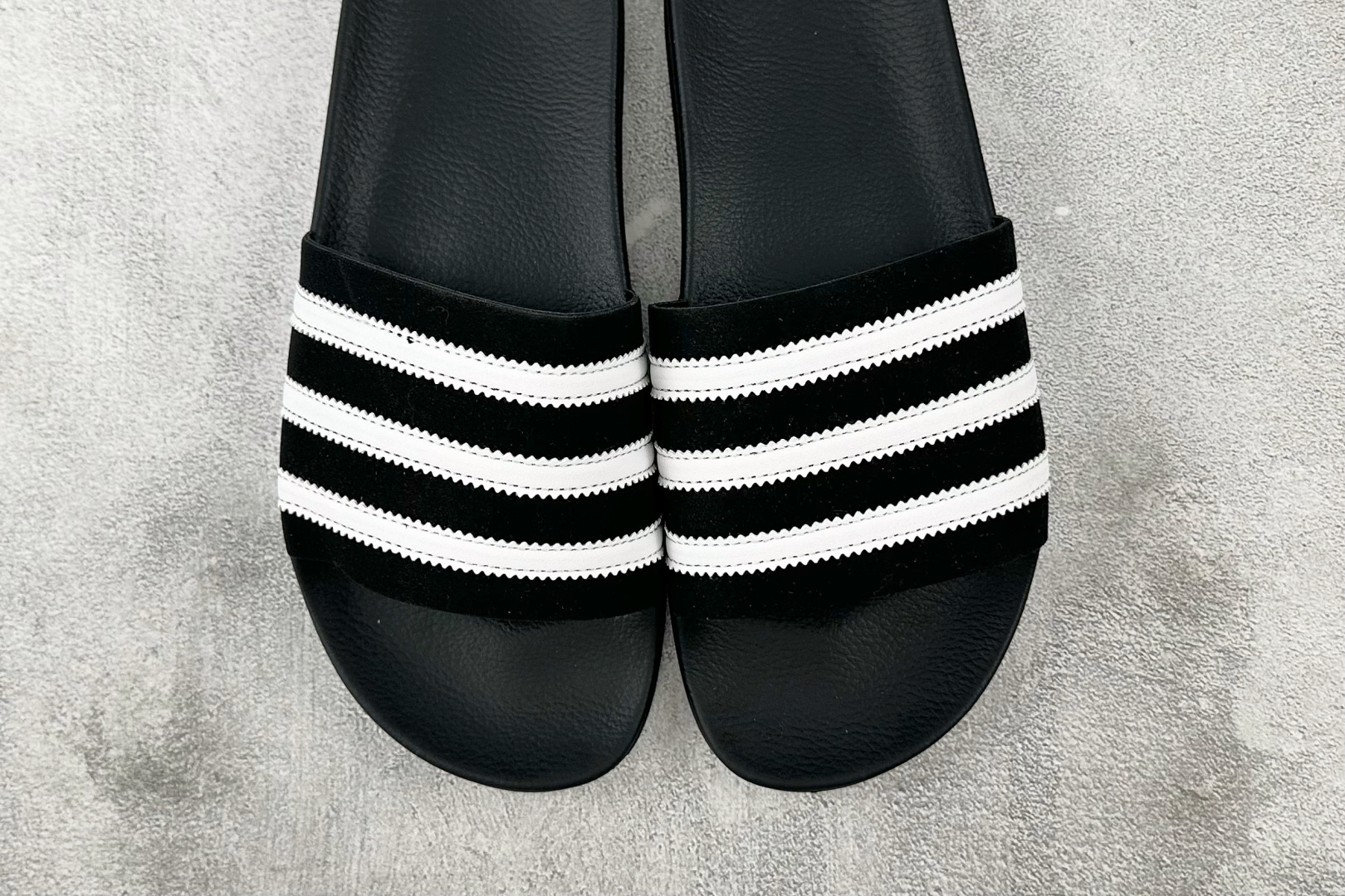 adidas Adilette Slides 黑白色 GY1597