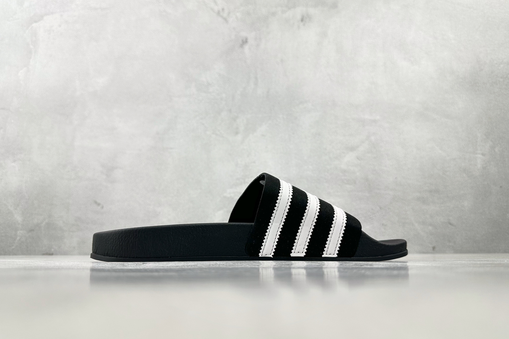 adidas Adilette Slides 黑白色 GY1597