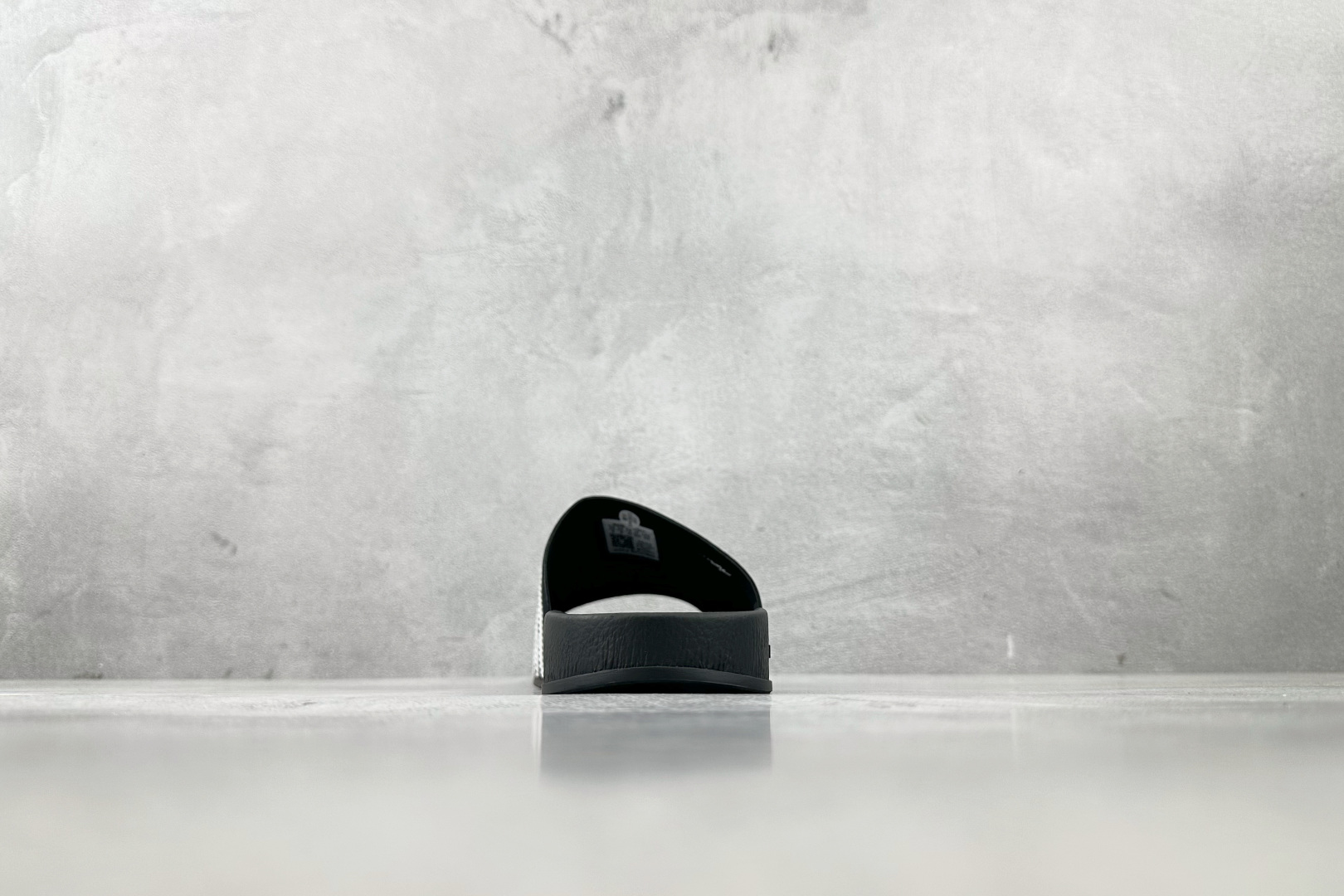 adidas Adilette Slides 黑白色 GY1597