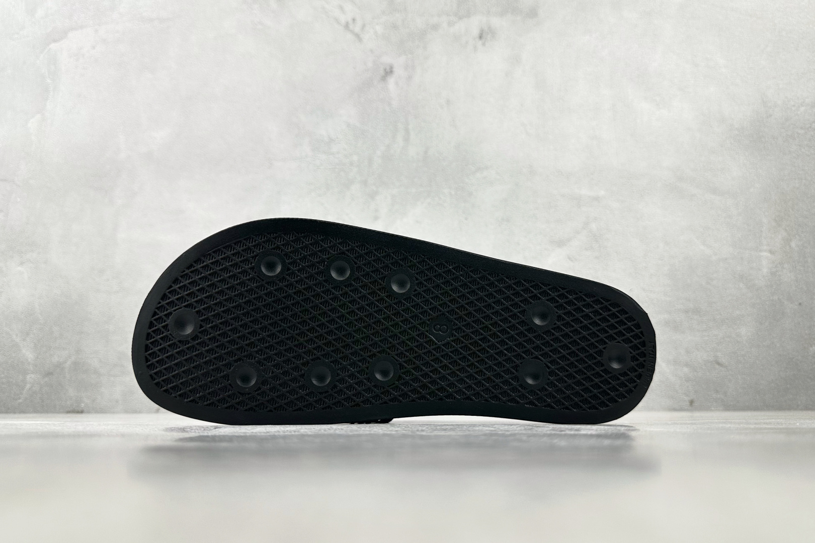 adidas Adilette Slides 黑白色 GY1597