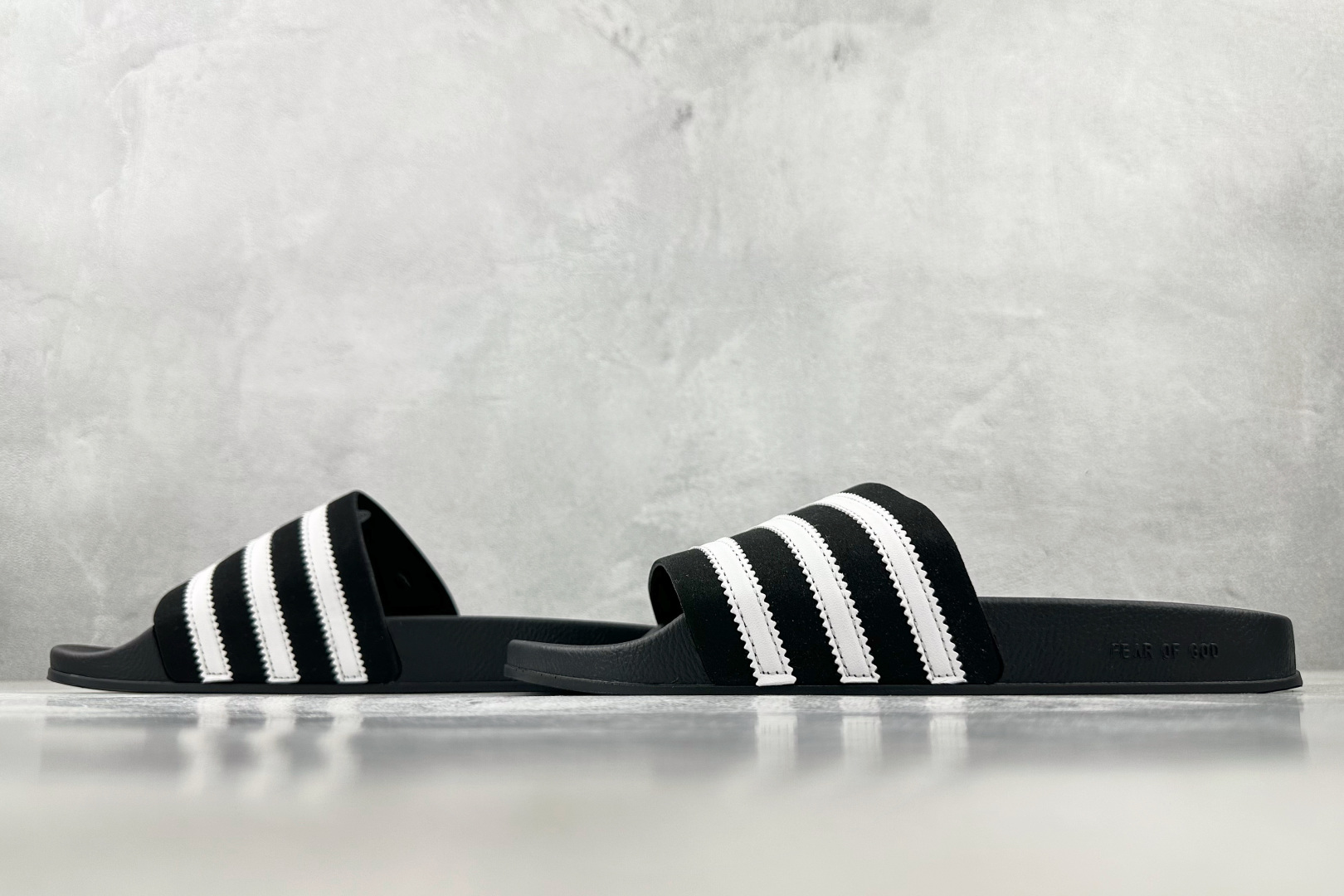 adidas Adilette Slides 黑白色 GY1597