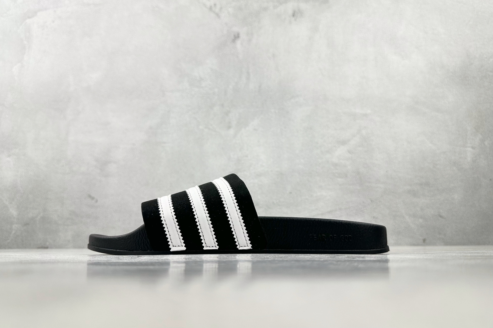 adidas Adilette Slides 黑白色 GY1597