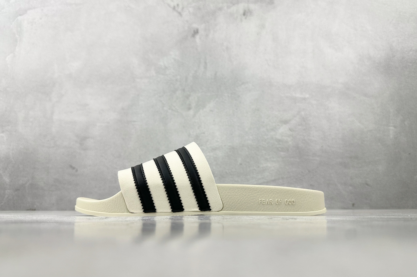 adidas Adilette Slides 米黑 GY1597
