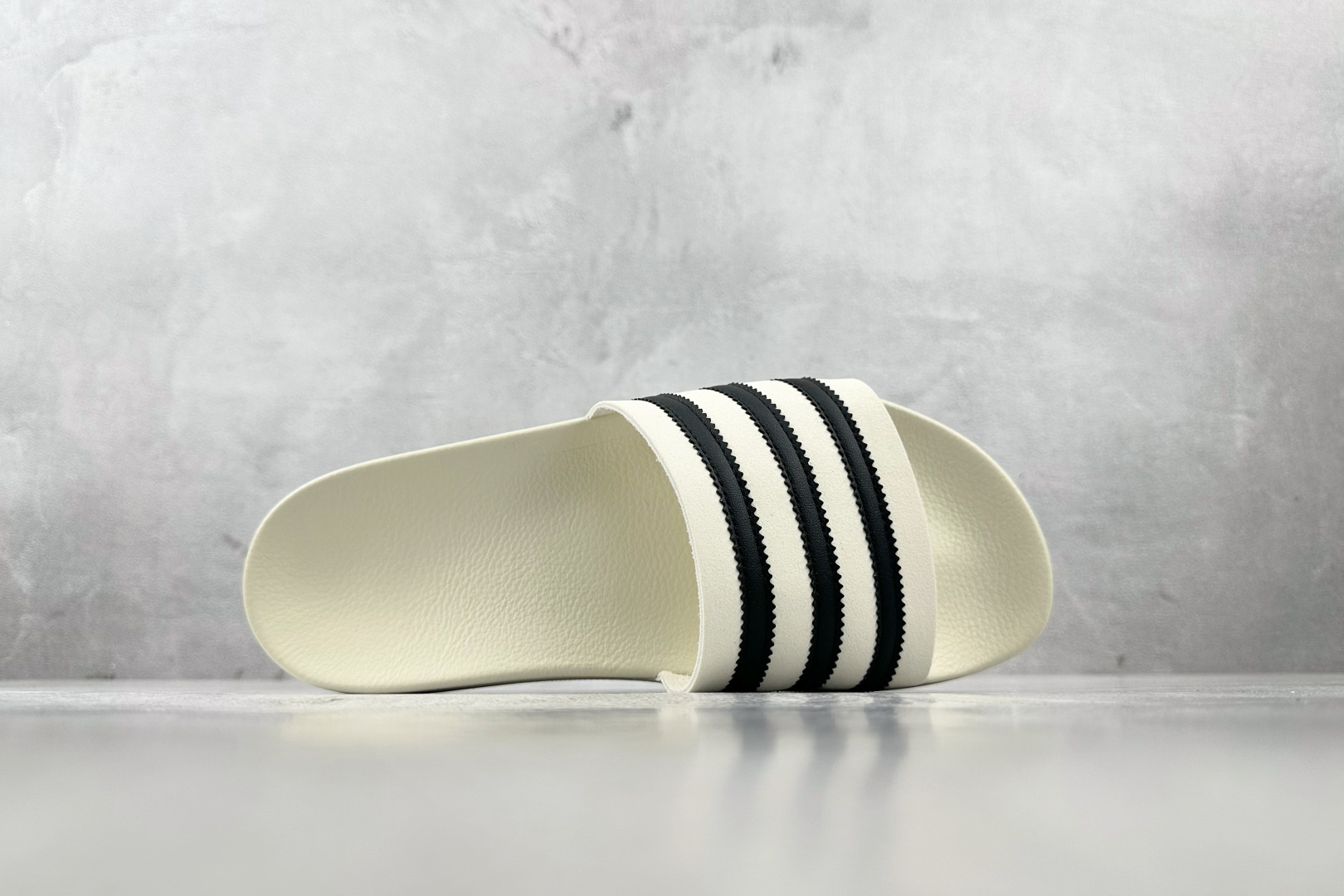 adidas Adilette Slides 米黑 GY1597