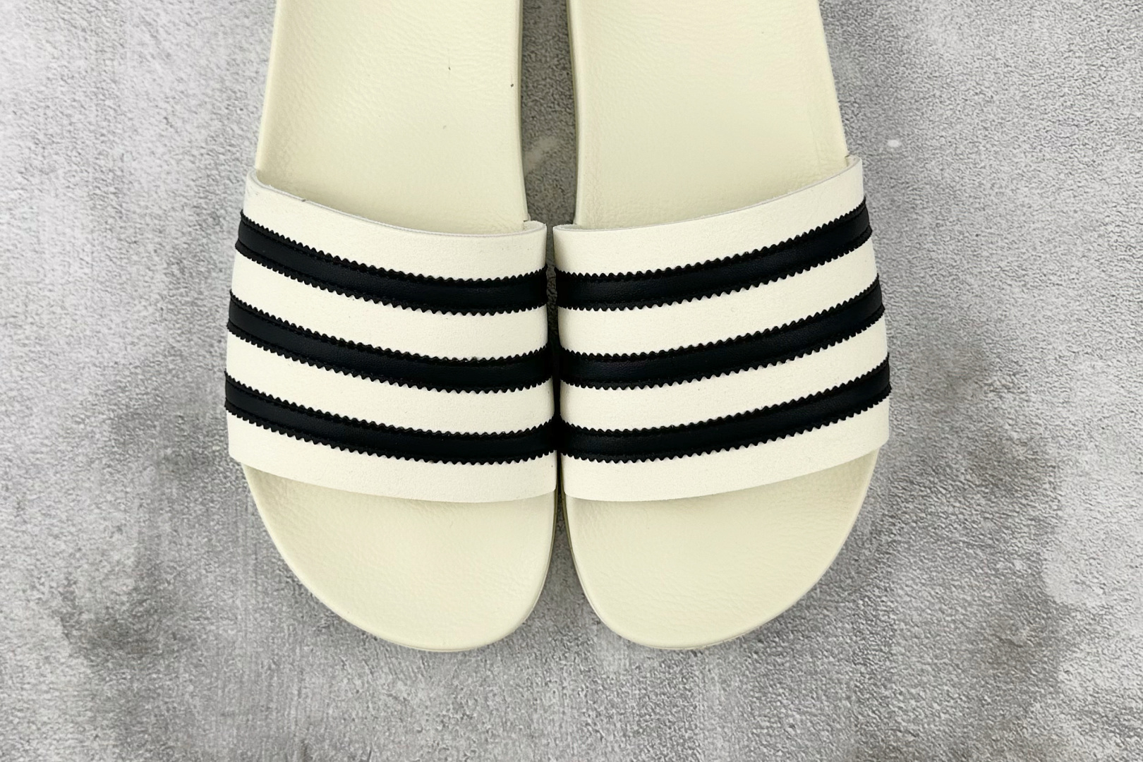 adidas Adilette Slides 米黑 GY1597