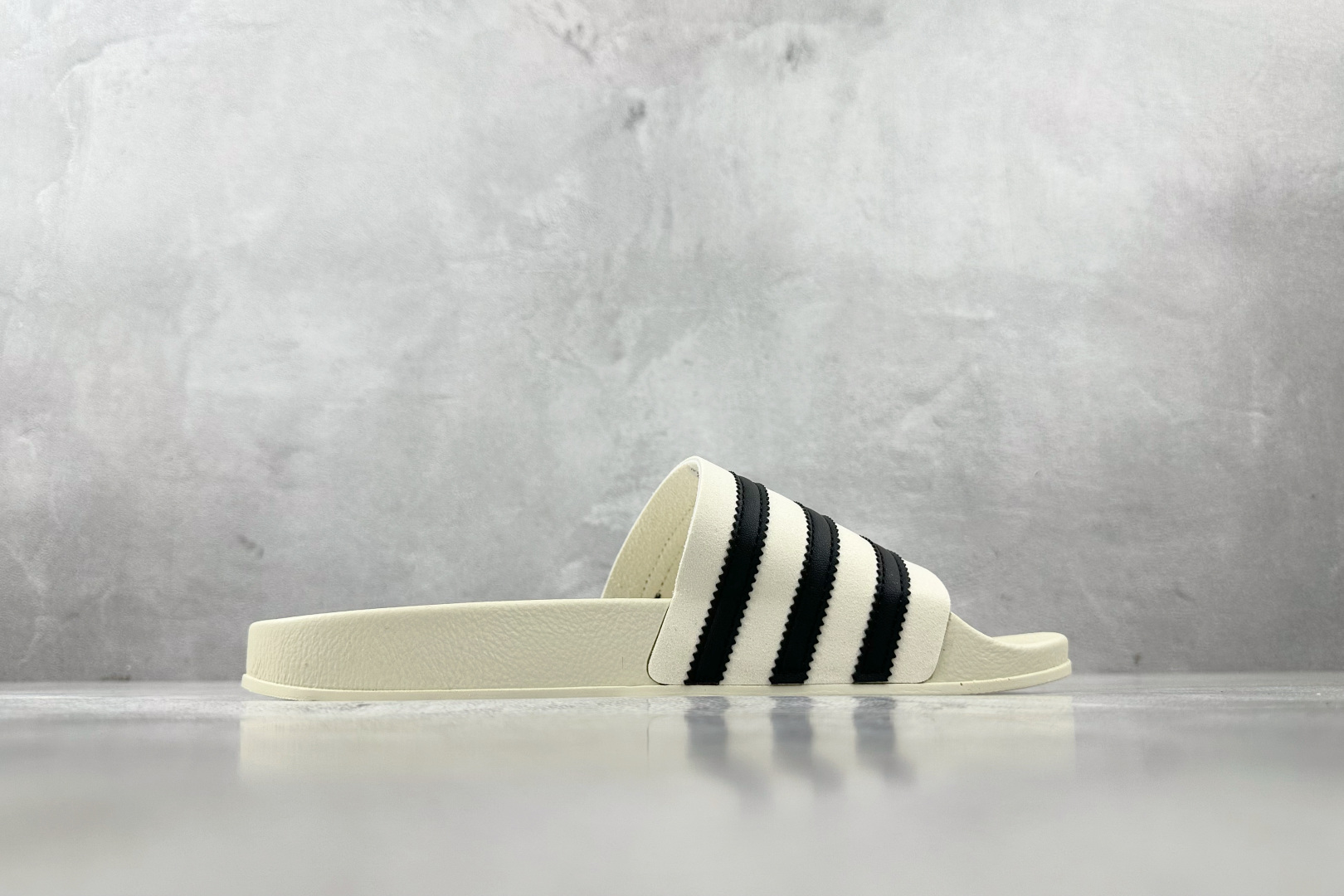 adidas Adilette Slides 米黑 GY1597