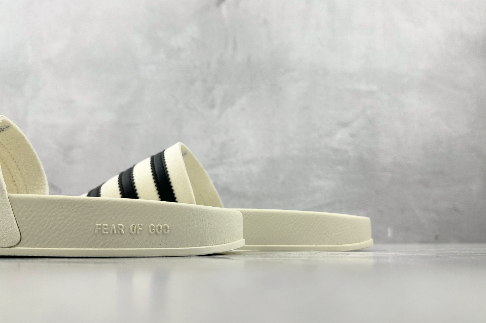 adidas Adilette Slides 米黑 GY1597