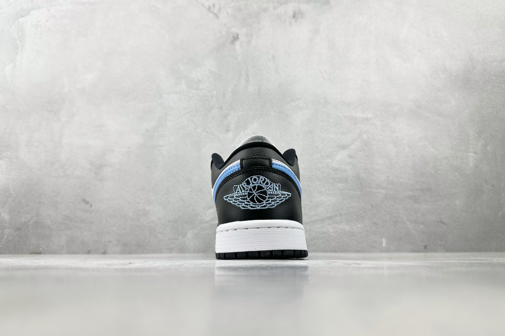 240 Jordan Air Jordan 1 low ”university blue”黑白蓝 DC0774-041