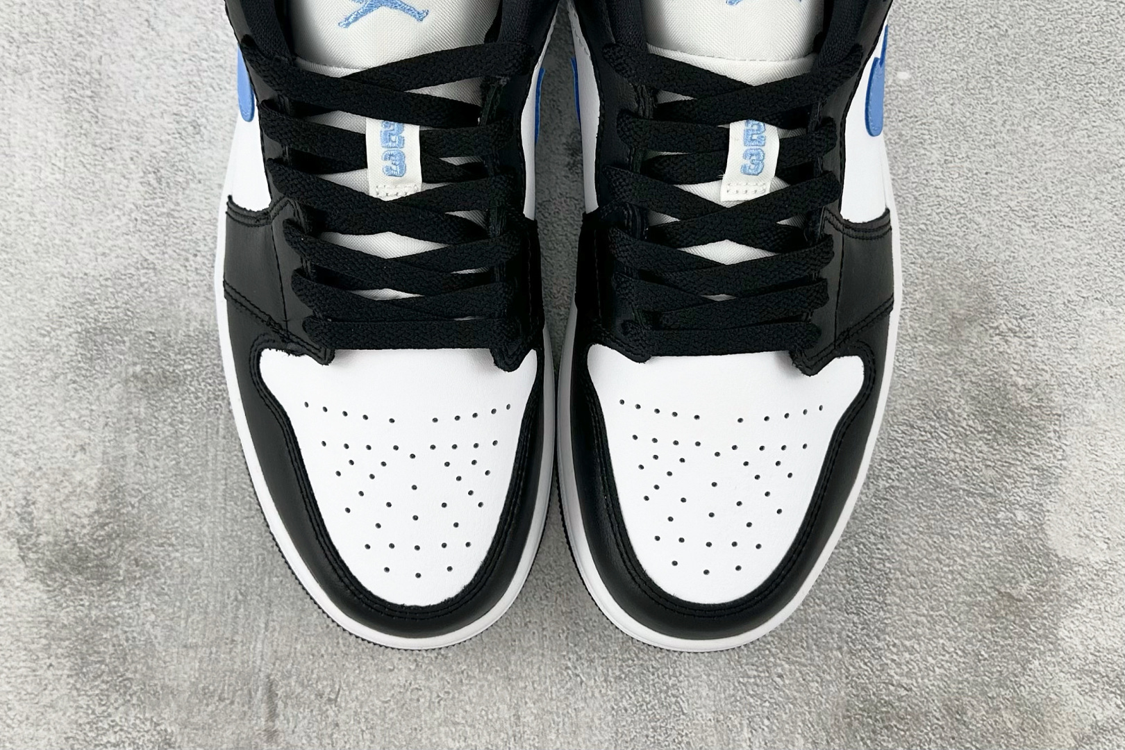 240 Jordan Air Jordan 1 low ”university blue”黑白蓝 DC0774-041