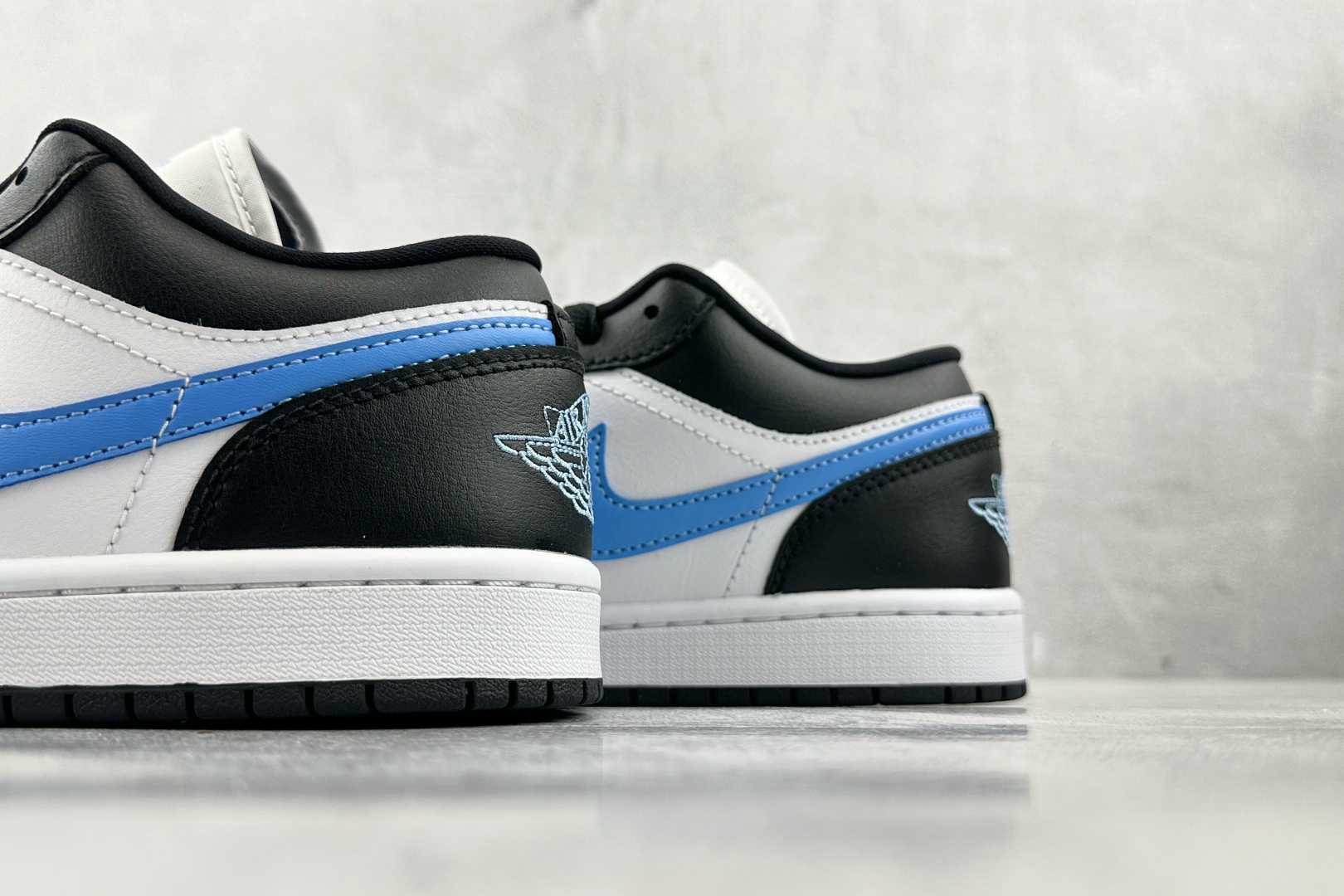 240 Jordan Air Jordan 1 low ”university blue”黑白蓝 DC0774-041