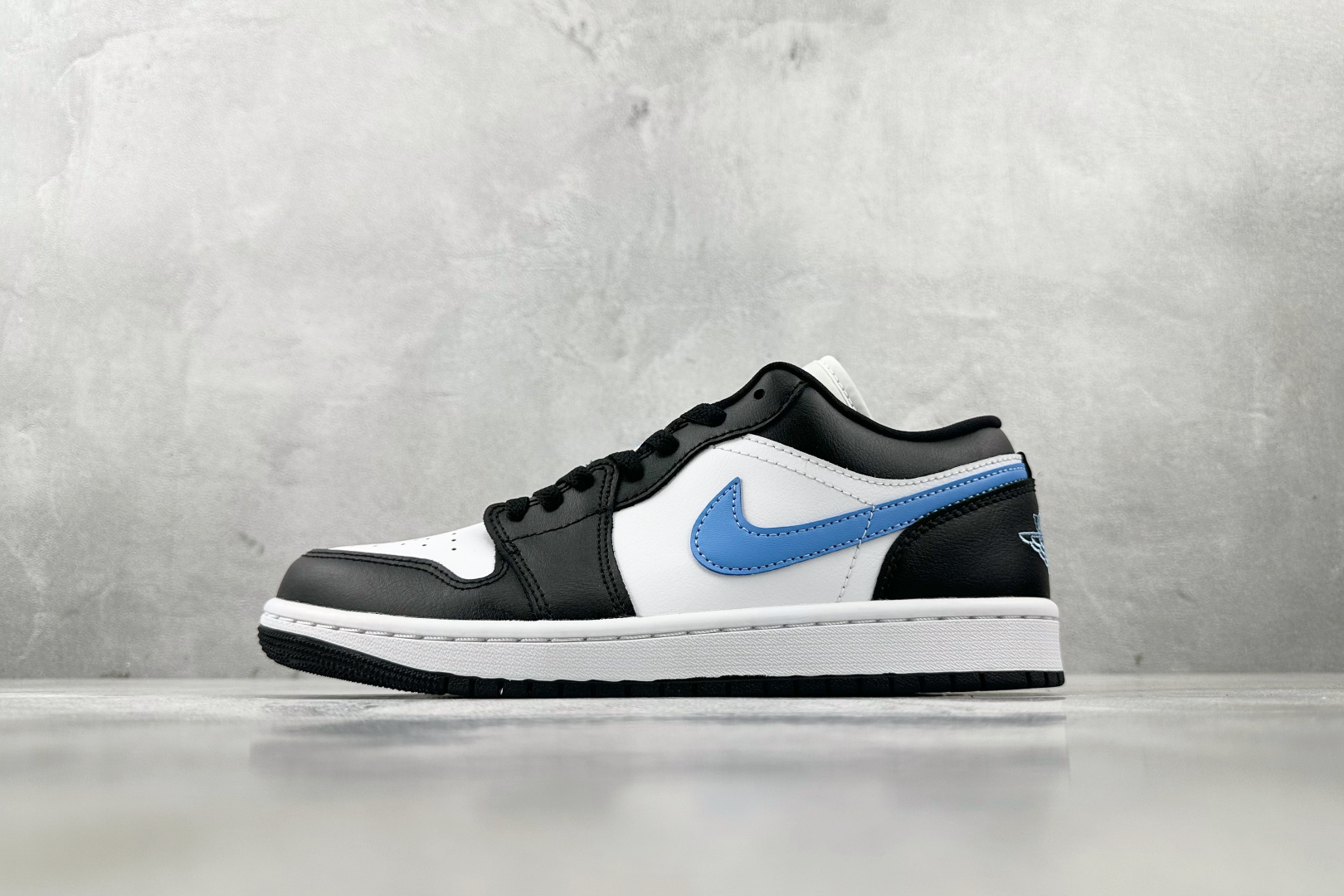 240 Jordan Air Jordan 1 low ”university blue”黑白蓝 DC0774-041