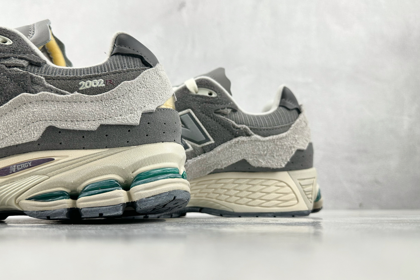 240 全新版本升级 New Balance NB 2002R 云雨灰 M2002RDA