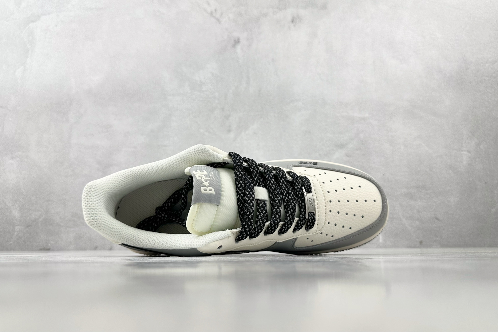 XC 
Nike Air Force 1'07 猿人头 联名 灰白

货号：XS1958 571
尺码：