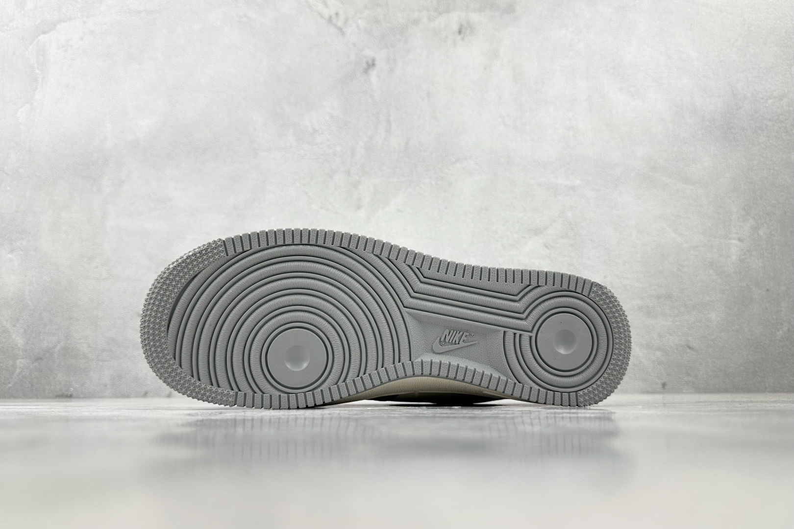 XC 
Nike Air Force 1'07 猿人头 联名 灰白

货号：XS1958 571
尺码：