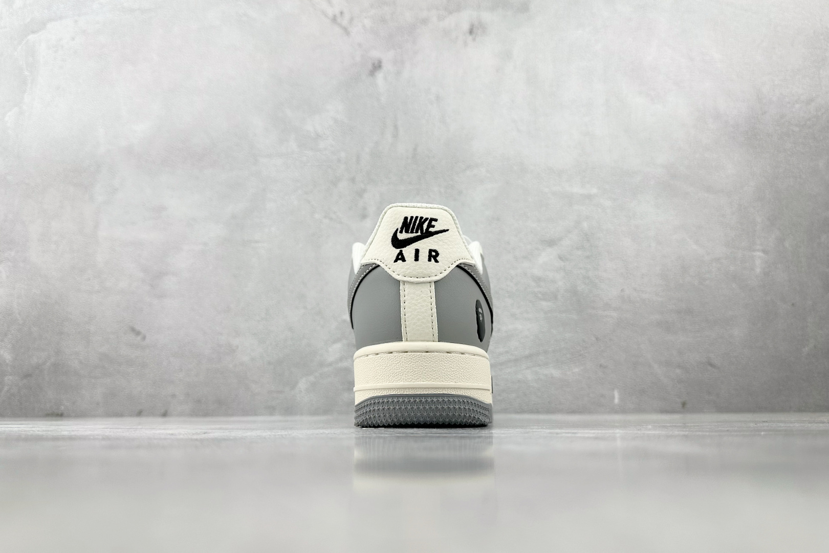 XC 
Nike Air Force 1'07 猿人头 联名 灰白

货号：XS1958 571
尺码：
